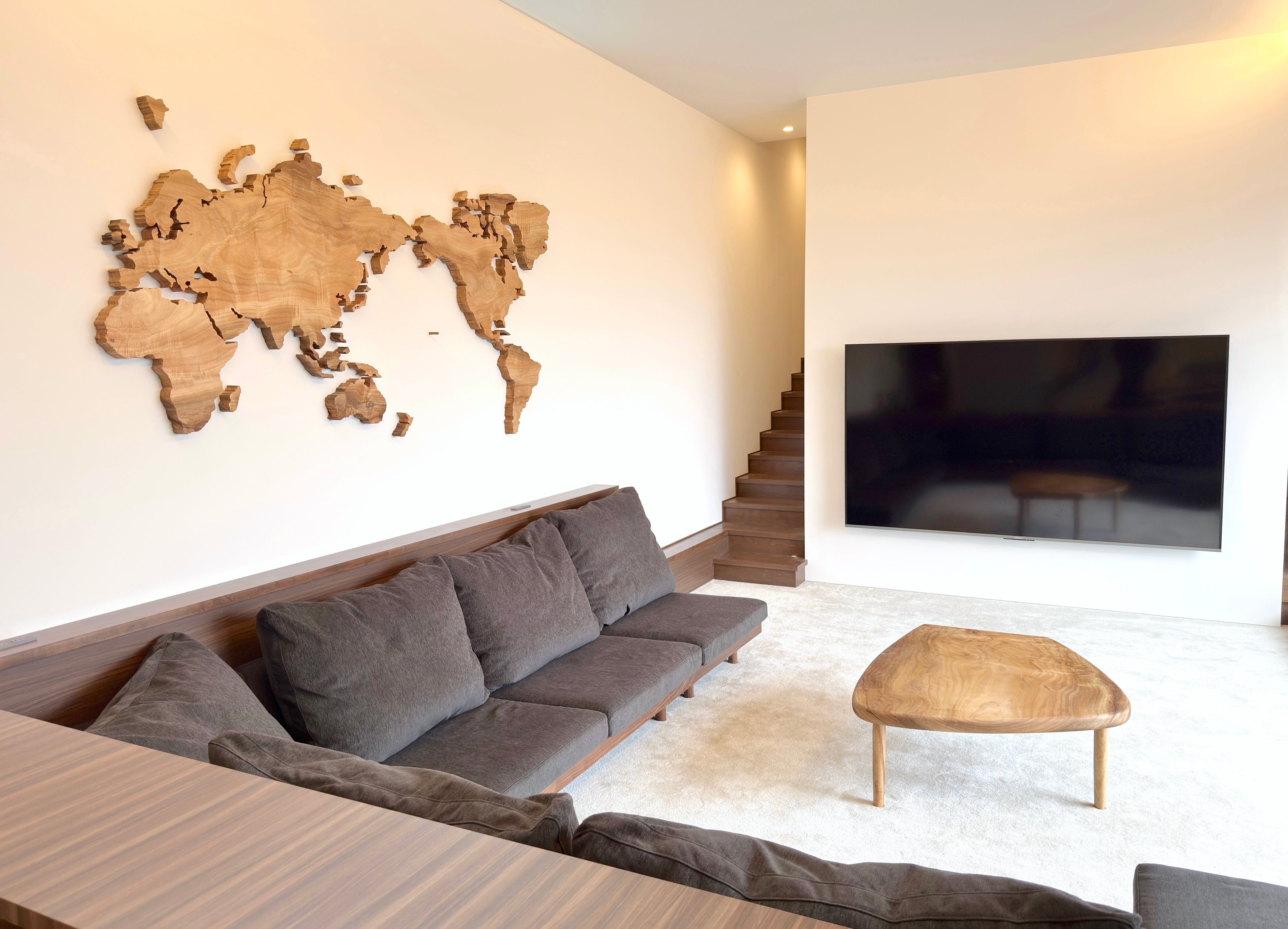 クス材の世界地図。全景少し角度違い。オーダーメイド家具事例写真。