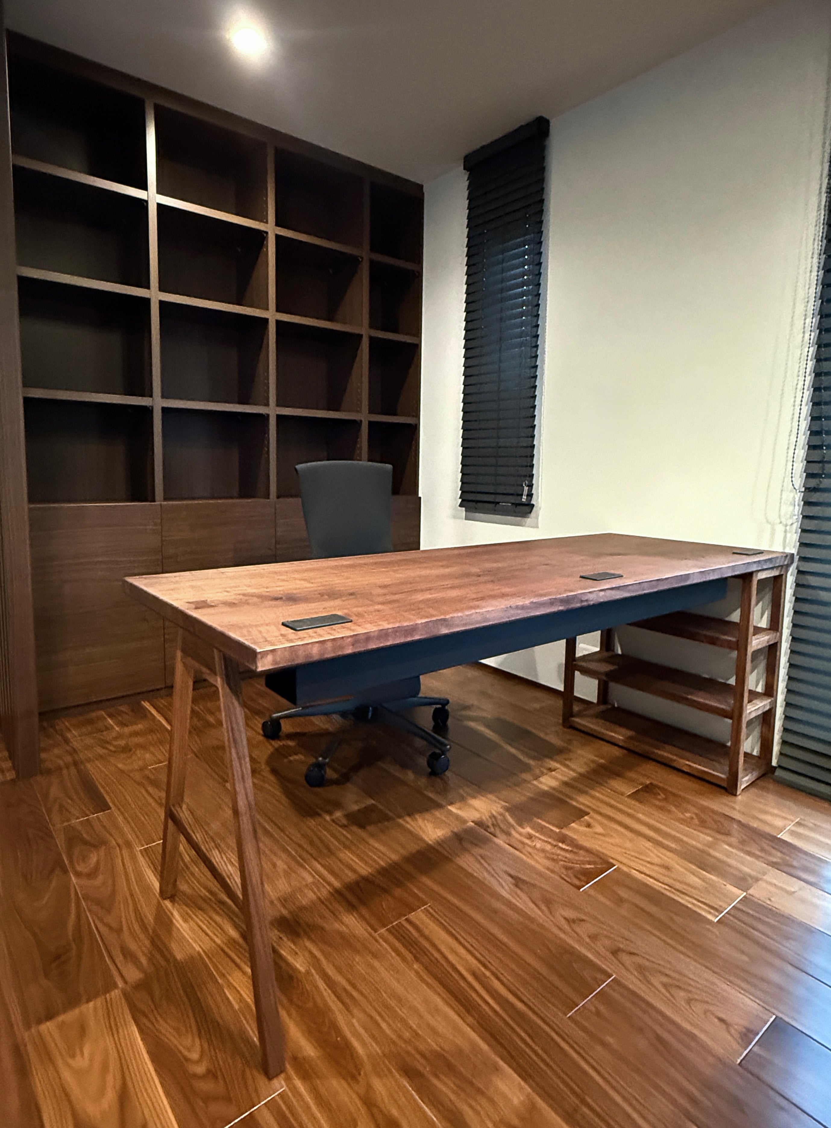 ウォールナット一枚板デスク。縦長全景。オーダーメイド家具事例写真。