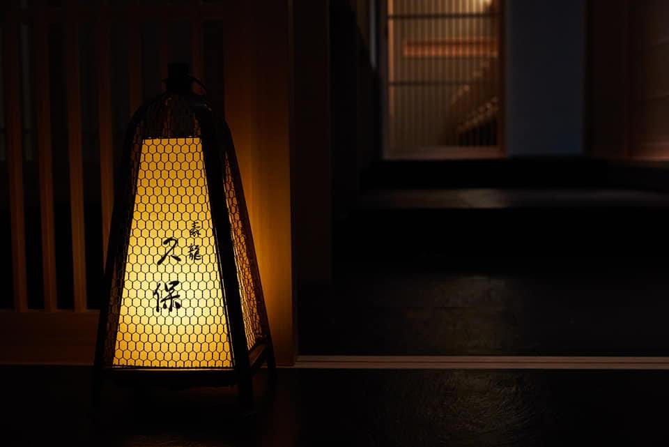 事例写真1。豪龍久保。貴重な７ｍのヒノキ一枚板カウンター天板。