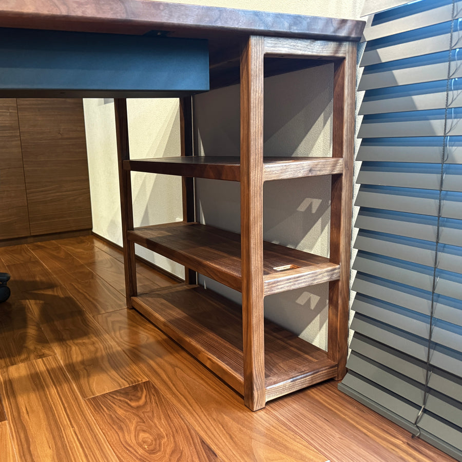 ウォールナット一枚板デスク。脚アップ。オーダーメイド家具事例写真。