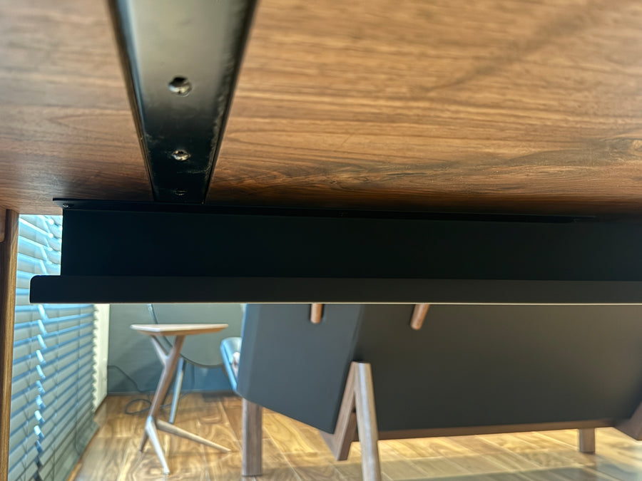 ウォールナット一枚板デスク。コード受けアップ。オーダーメイド家具事例写真。