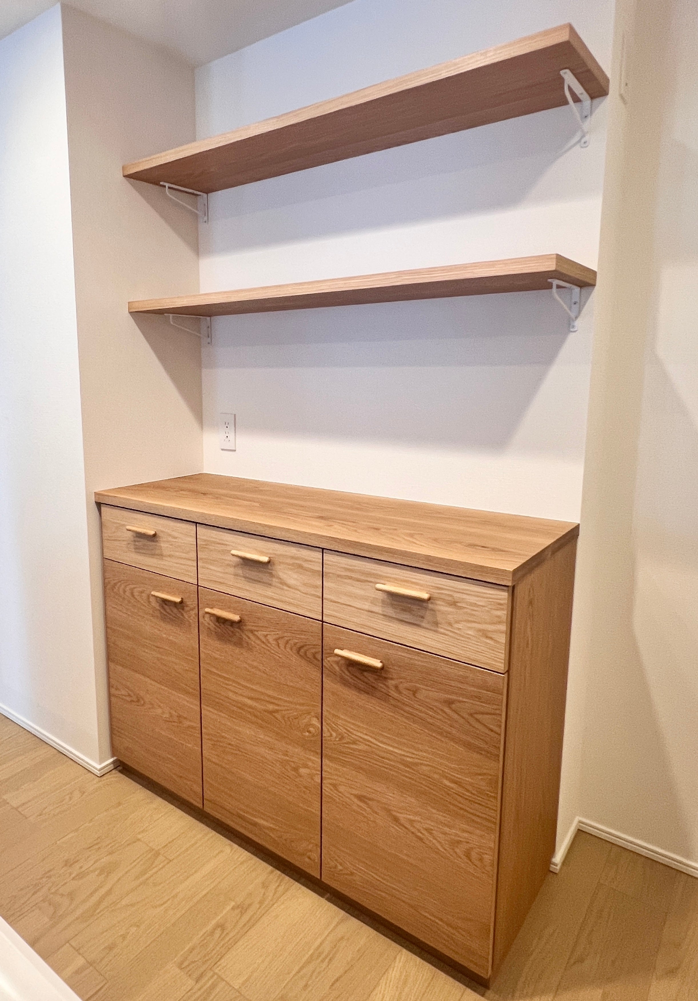 食器棚/カップボード。右斜からの全景。ナラ無垢材。製作事例写真。