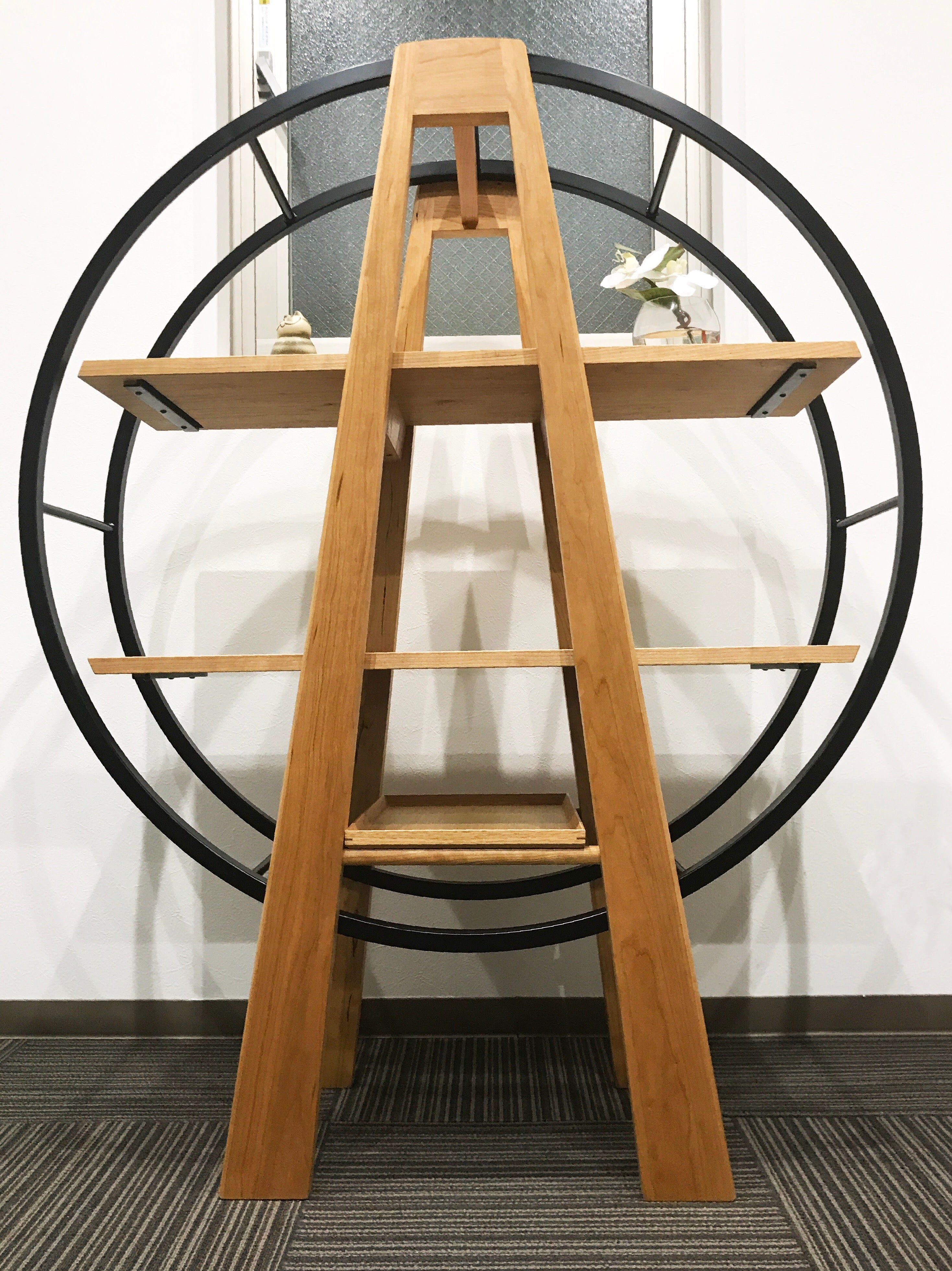 ディスプレイラック事例写真1。A=エースと天秤のナラ材のディスプレイラック。