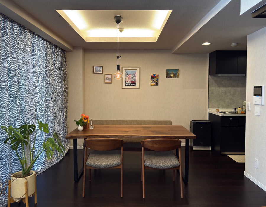 ウォールナット一枚板テーブル。正面。オーダーメイド家具事例写真。