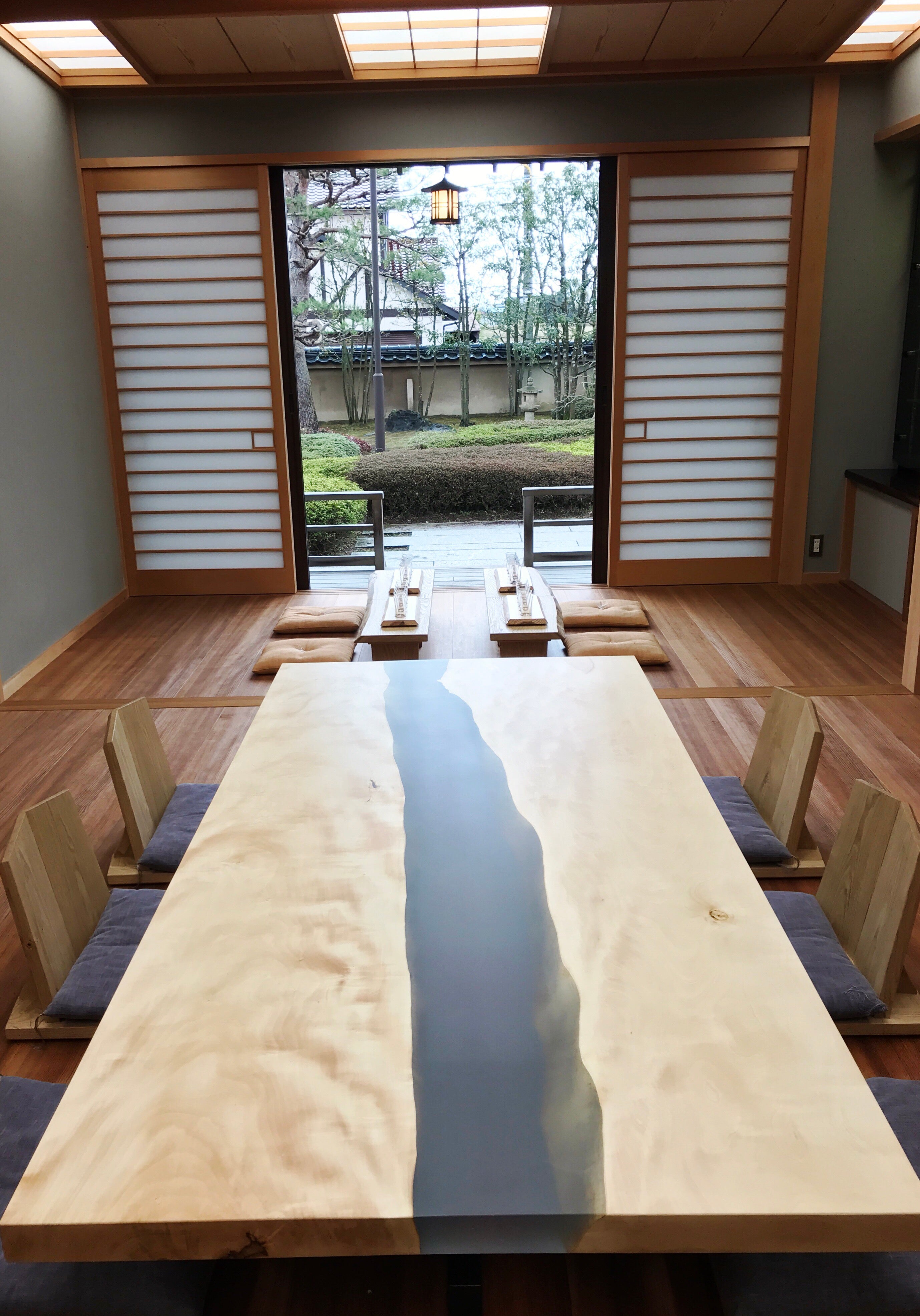 ローテーブル。レジンテーブル。横からの全景。トチ一枚板。オーダーメイド家具事例写真。