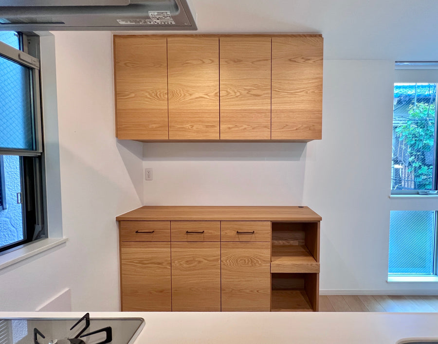 事例写真1。新居のキッチンにぴったり合わせたい。ナラ無垢材天板の食器棚。
