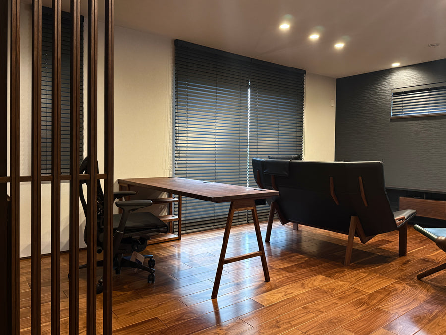 ウォールナット一枚板デスク。後ろから。オーダーメイド家具事例写真。