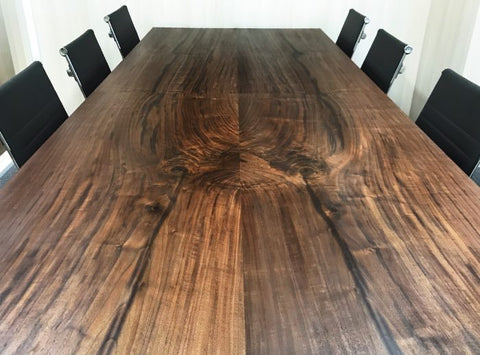 天秤モチーフ、ウォールナット材の会議室大テーブル
