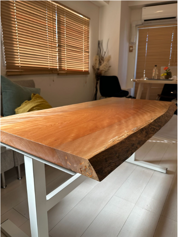 ソファに合わせた高さ！ミズメザクラの一枚板テーブル