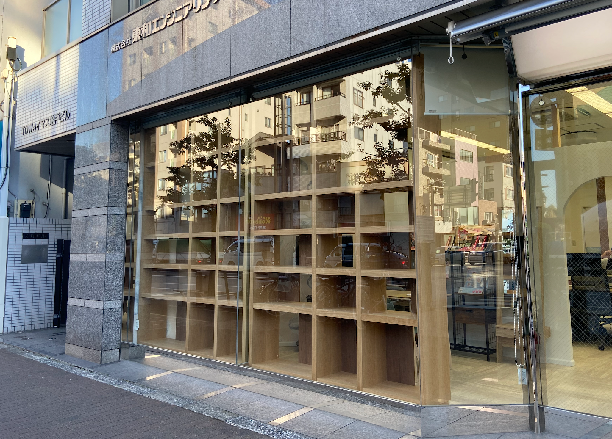 事例写真5。両面から楽しめる。ディスプレイ壁面収納。