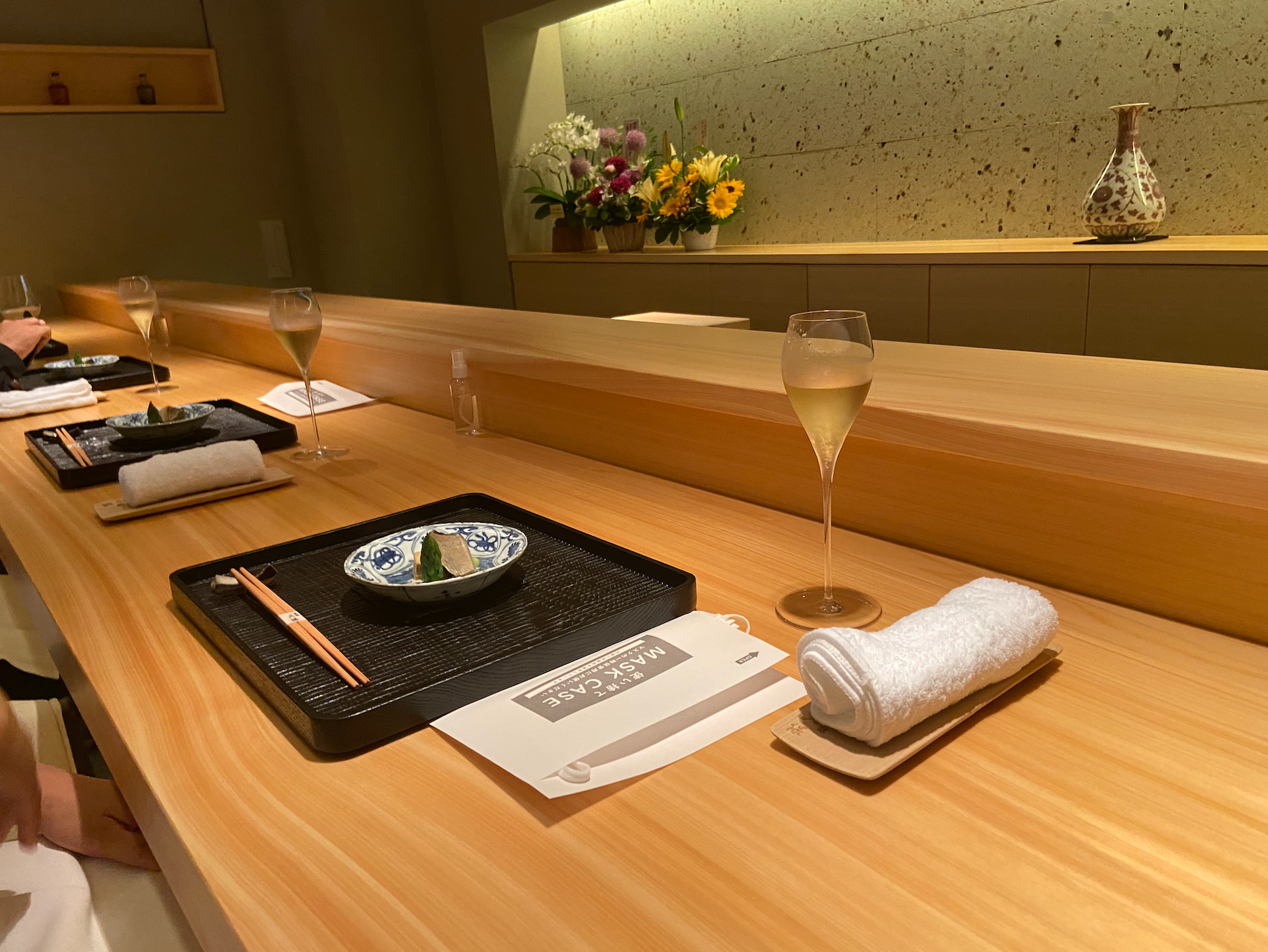 事例写真8。豪龍久保。貴重な７ｍのヒノキ一枚板カウンター天板。