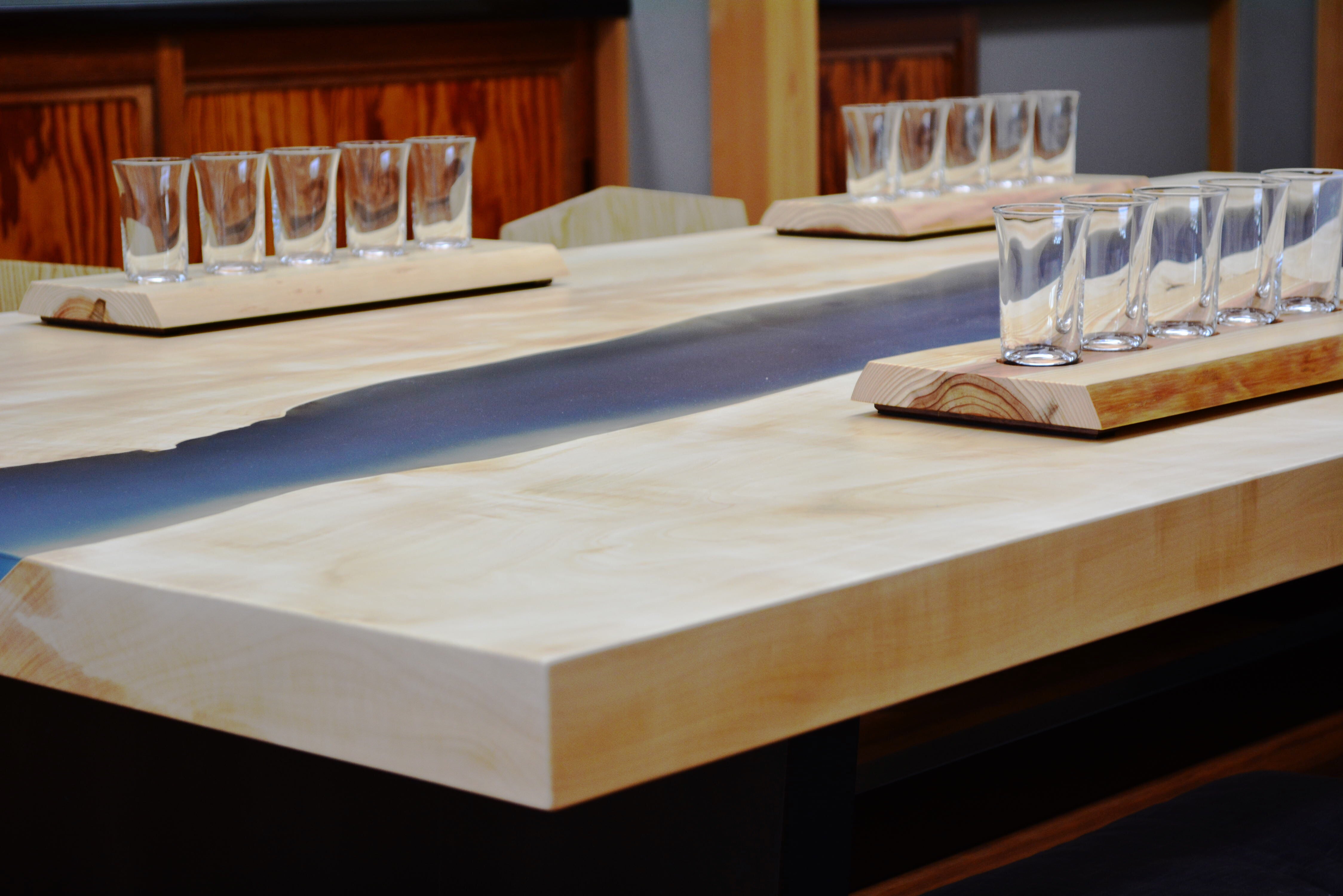 ローテーブル。レジンテーブル。アップ。トチ一枚板。オーダーメイド家具事例写真。