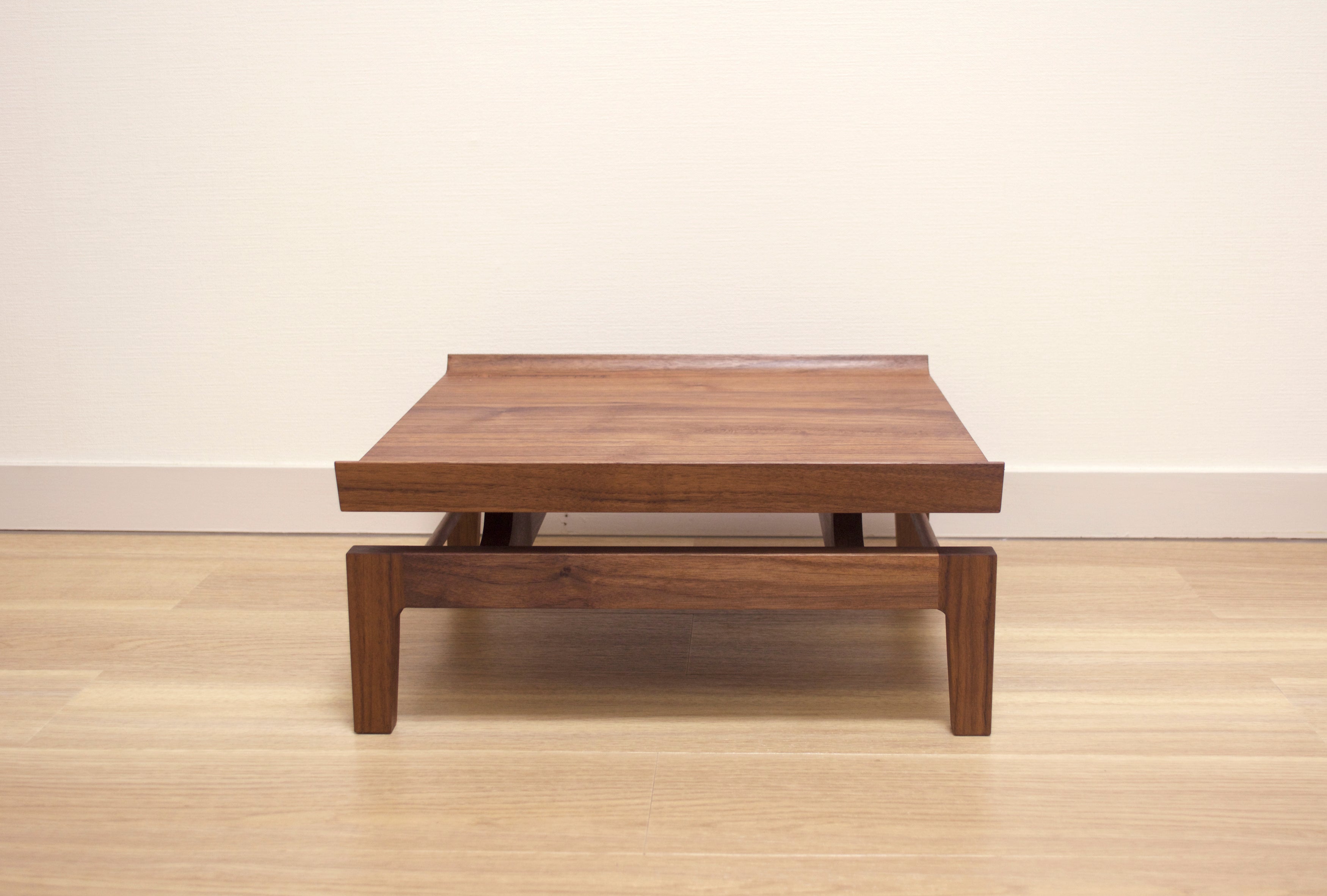 事例写真2。サイズも用途もリメイク。ウォールナットのローテーブル。