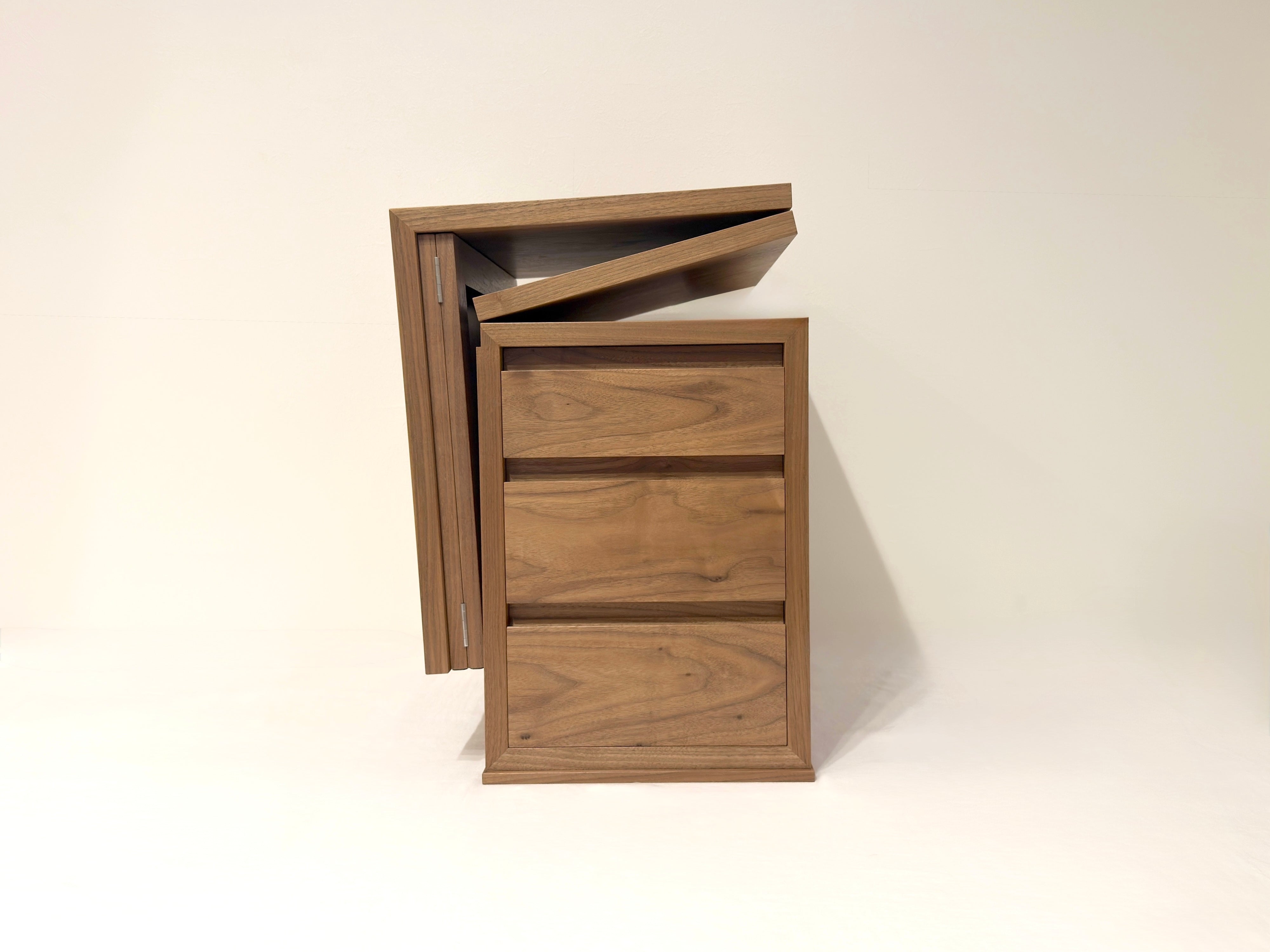 折りたたみ化粧台。折りたたみ途中２。オーダーメイド家具事例写真。