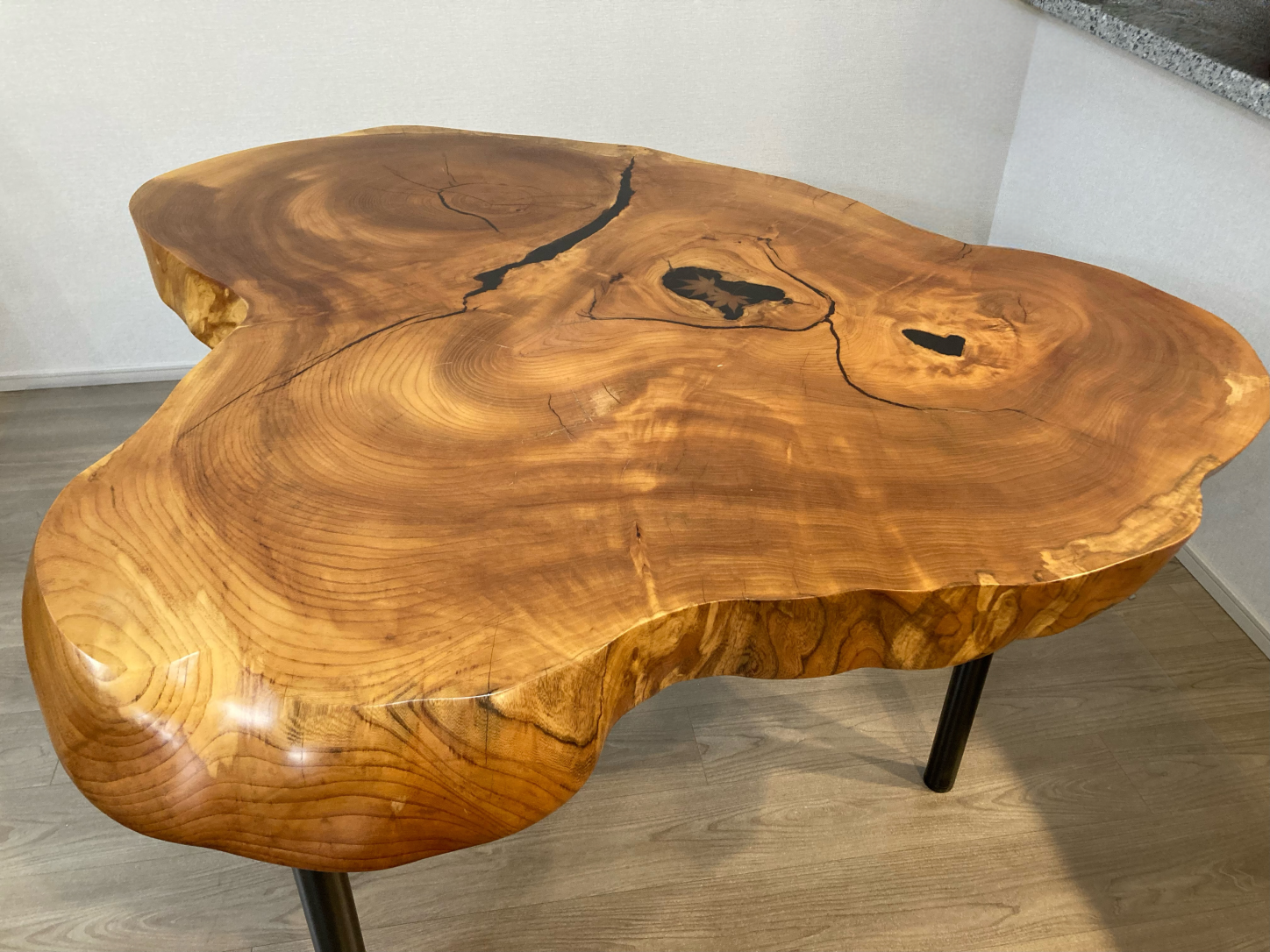 リメイクテーブル。天板アップ。ケヤキ一枚板。事例写真。