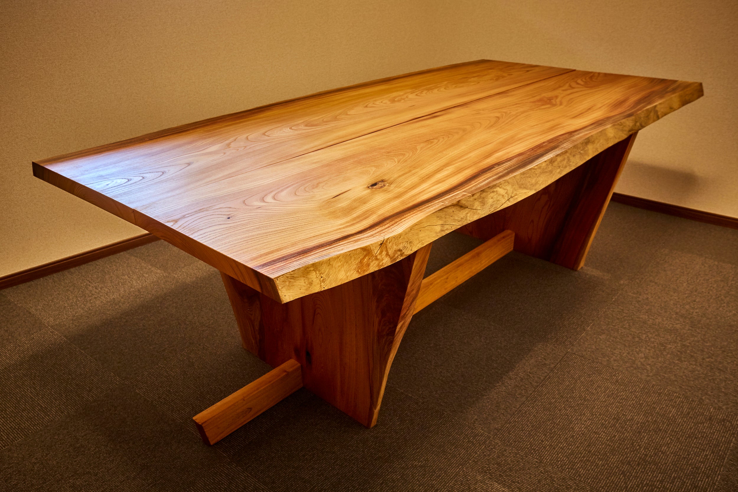 会議テーブル。ケヤキ一枚板。単体。オーダーメイド家具事例写真。