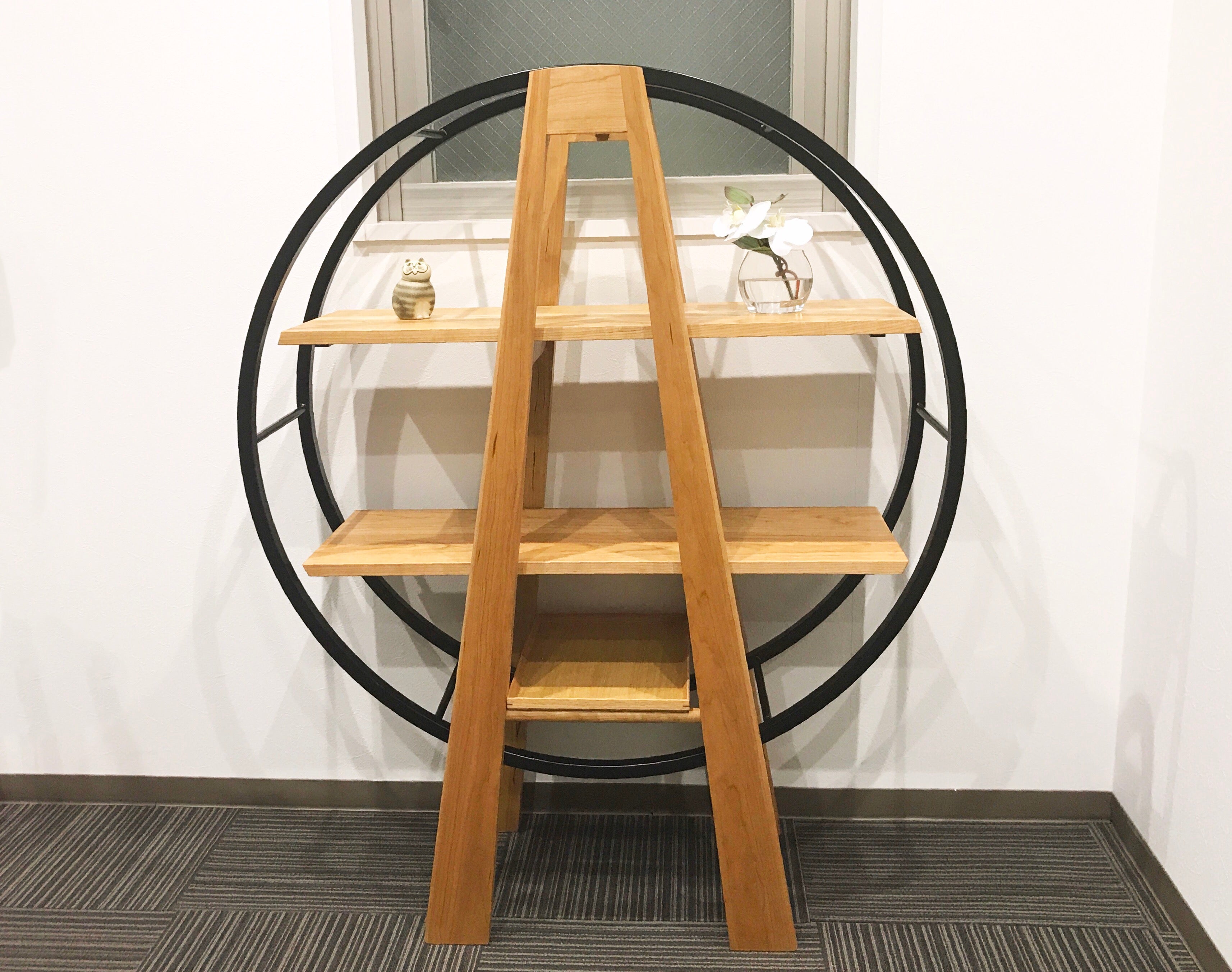 事例写真2。A=エースと天秤のナラ材のディスプレイラック。