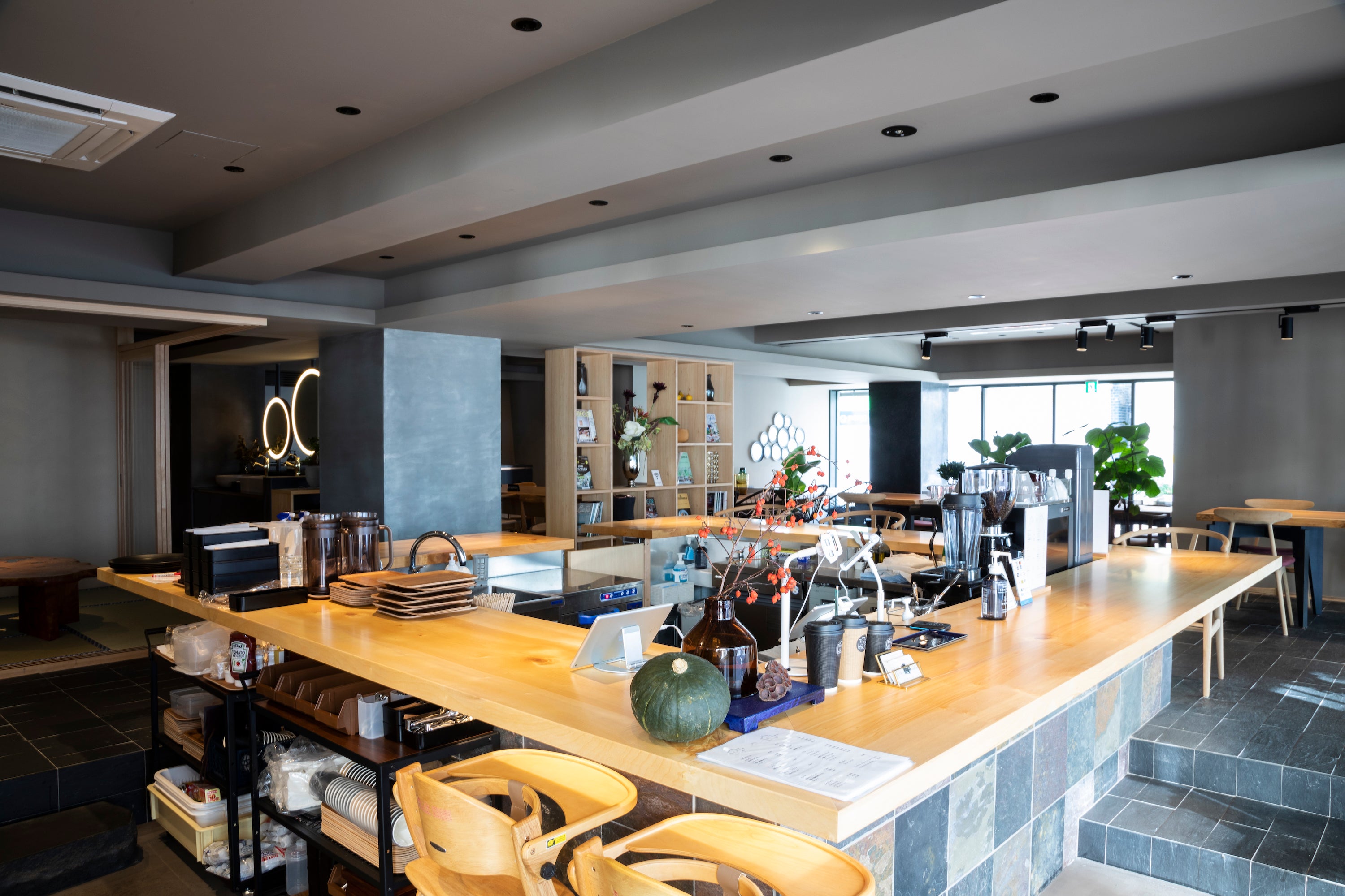 カウンター全景。SEIRYU CAFE。事例写真。