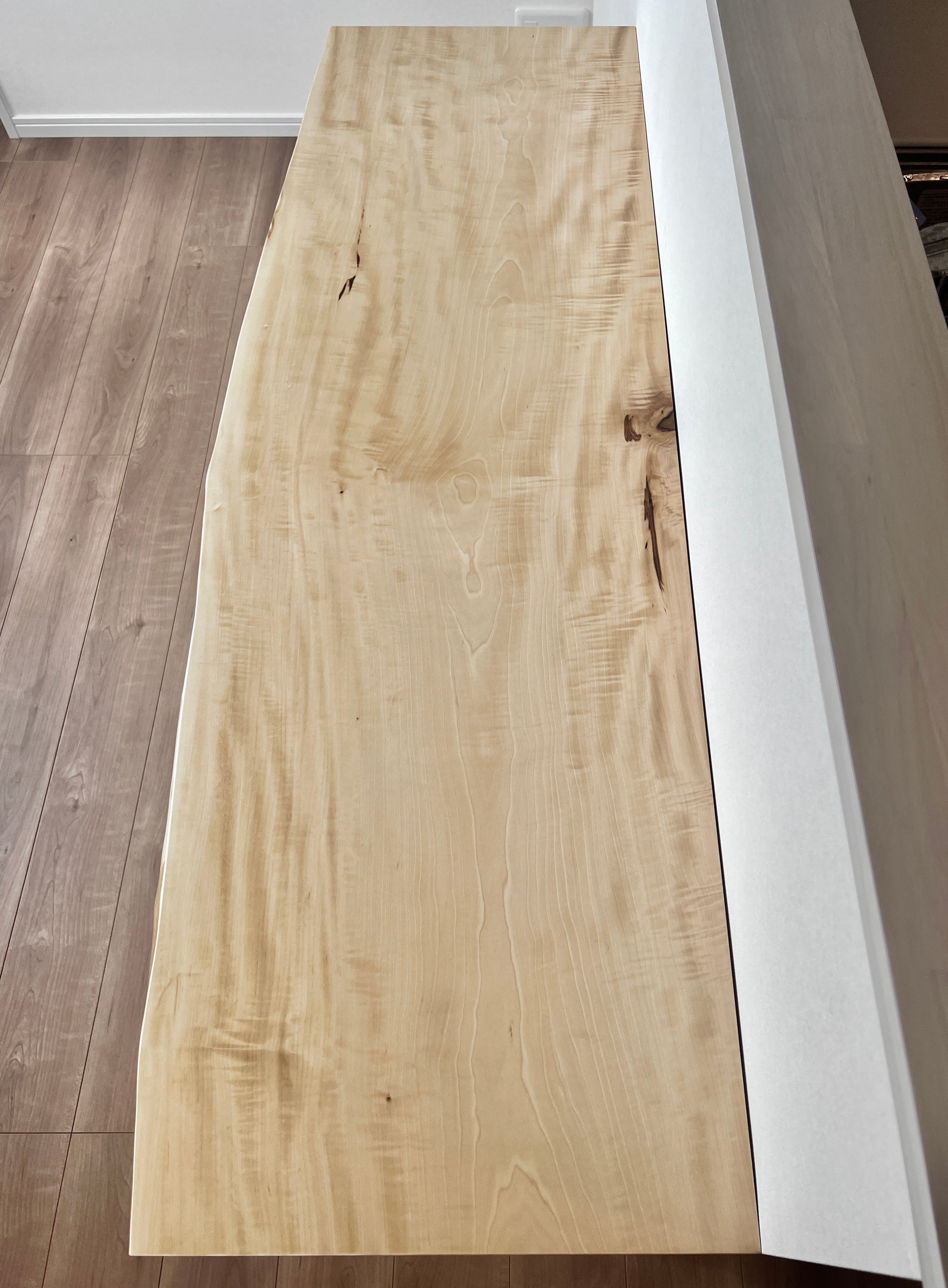 カウンターテーブル。横から天板全景。トチ一枚板。事例写真。