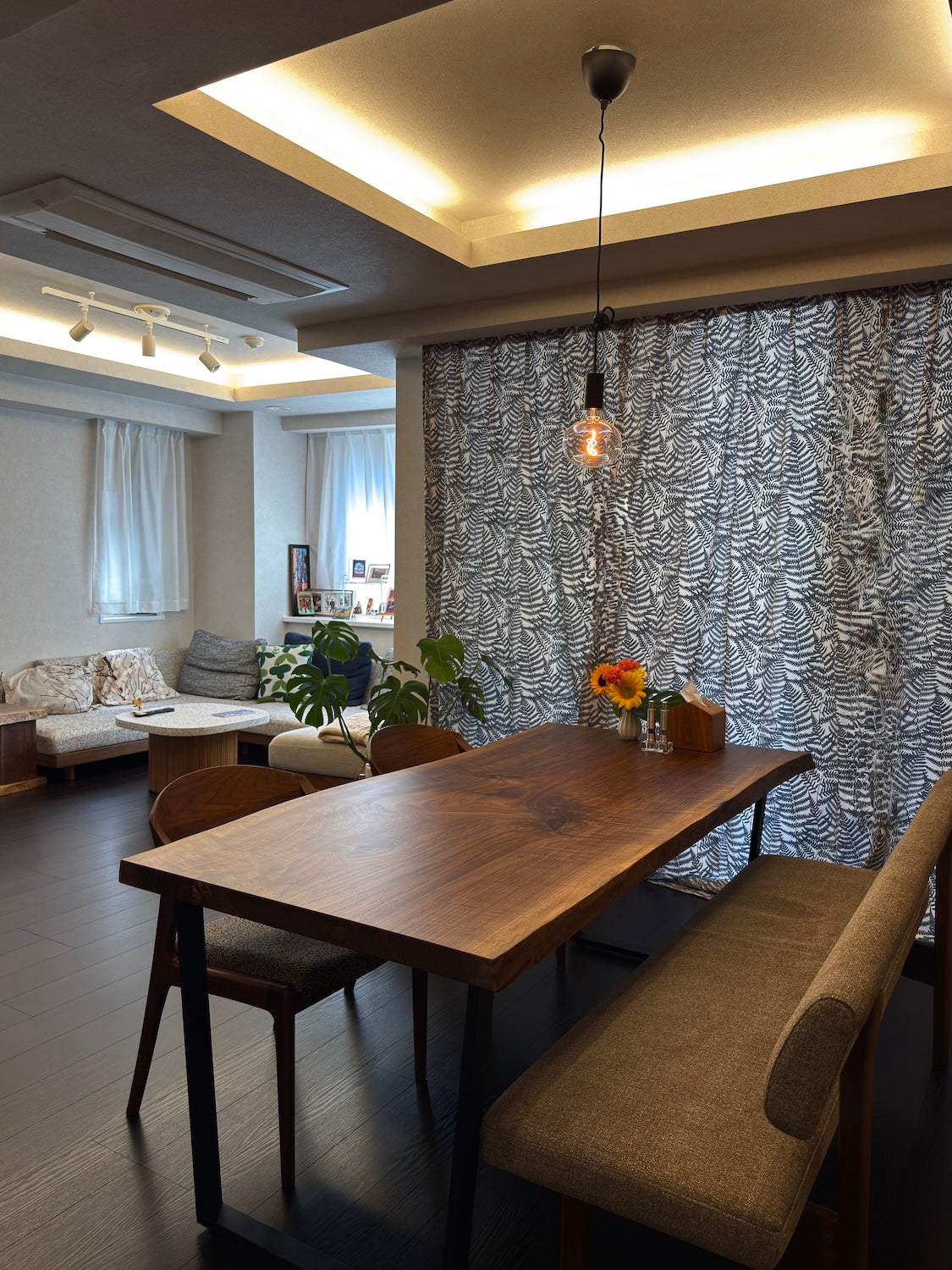 ウォールナット一枚板テーブル。縦長全景。オーダーメイド家具事例写真。