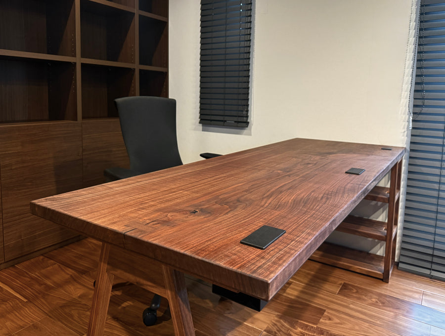 ウォールナット一枚板デスク。天板アップ。オーダーメイド家具事例写真。