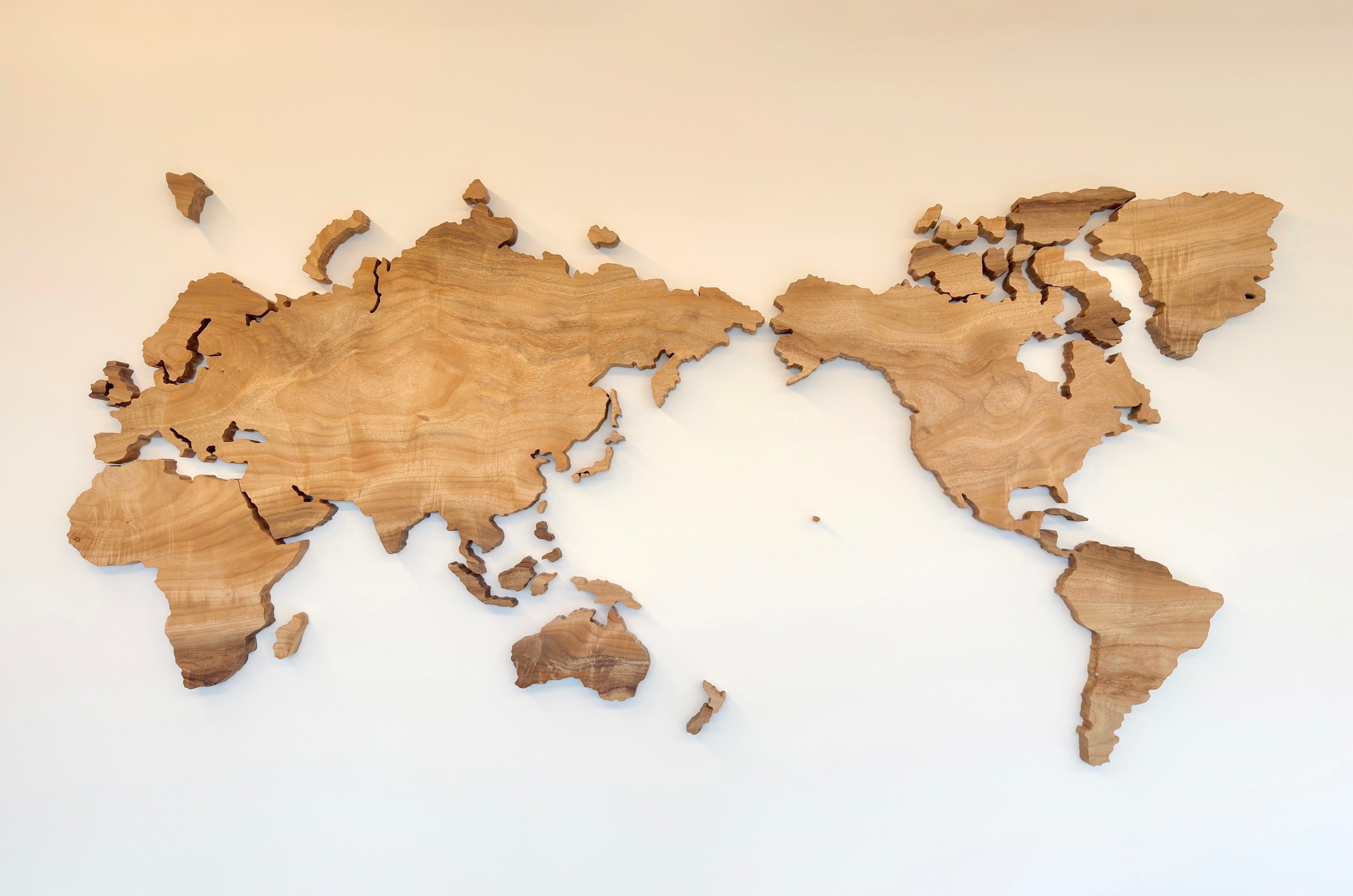 クス材の世界地図。正面。オーダーメイド家具事例写真。