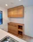 事例写真2。新居のキッチンにぴったり合わせたい。ナラ無垢材天板の食器棚。