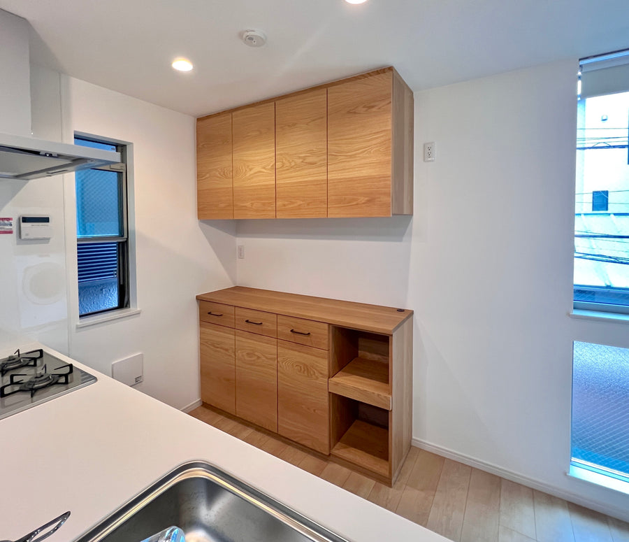 事例写真2。新居のキッチンにぴったり合わせたい。ナラ無垢材天板の食器棚。