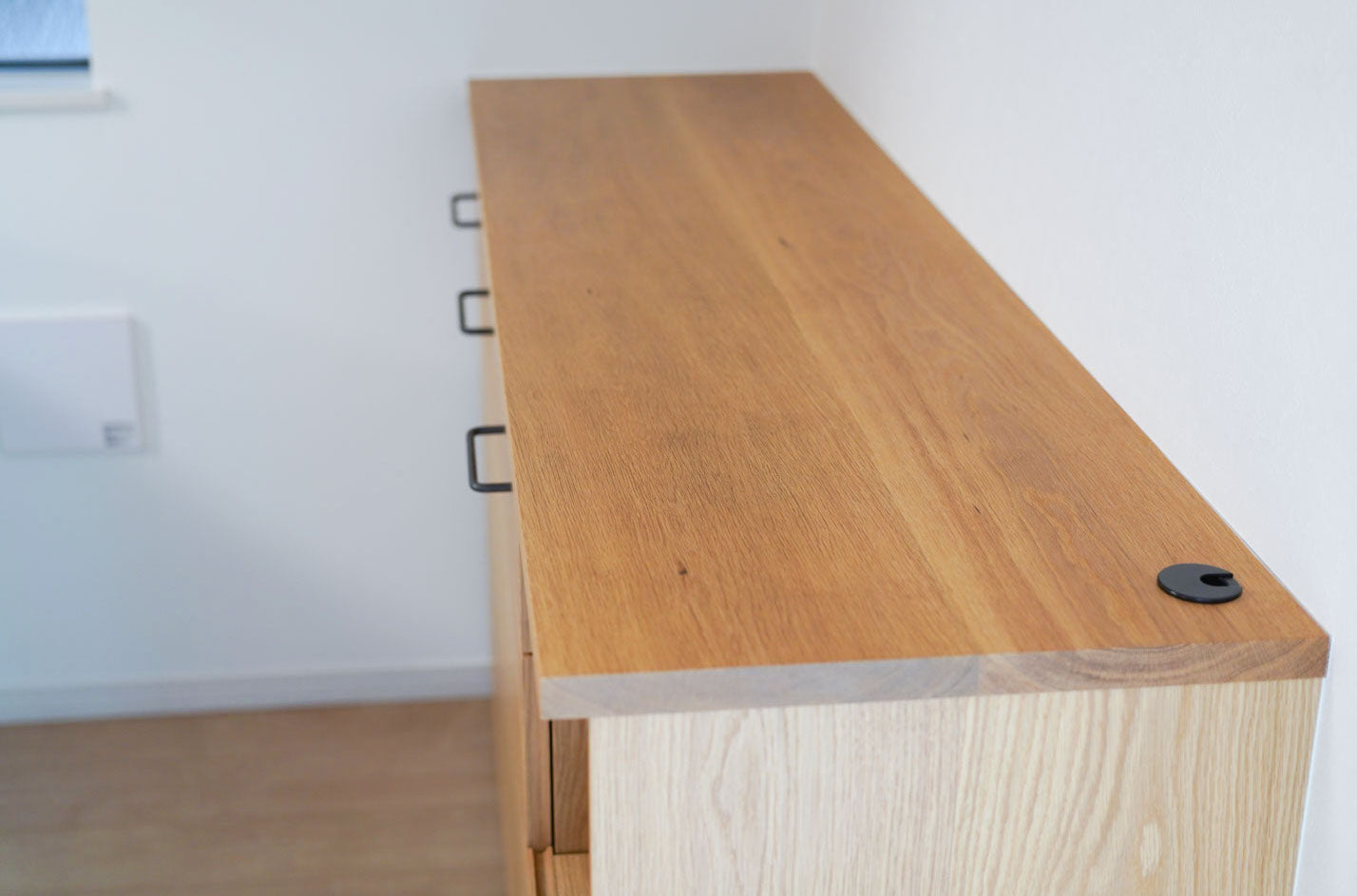 事例写真3-2。新居のキッチンにぴったり合わせたい。ナラ無垢材天板の食器棚。