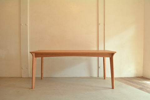 様々な使い勝手を実現する、チェリー材のシステムデスク