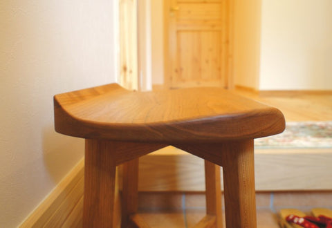 柔らかく、優しさが伝わる、チェリー材の玄関スツール