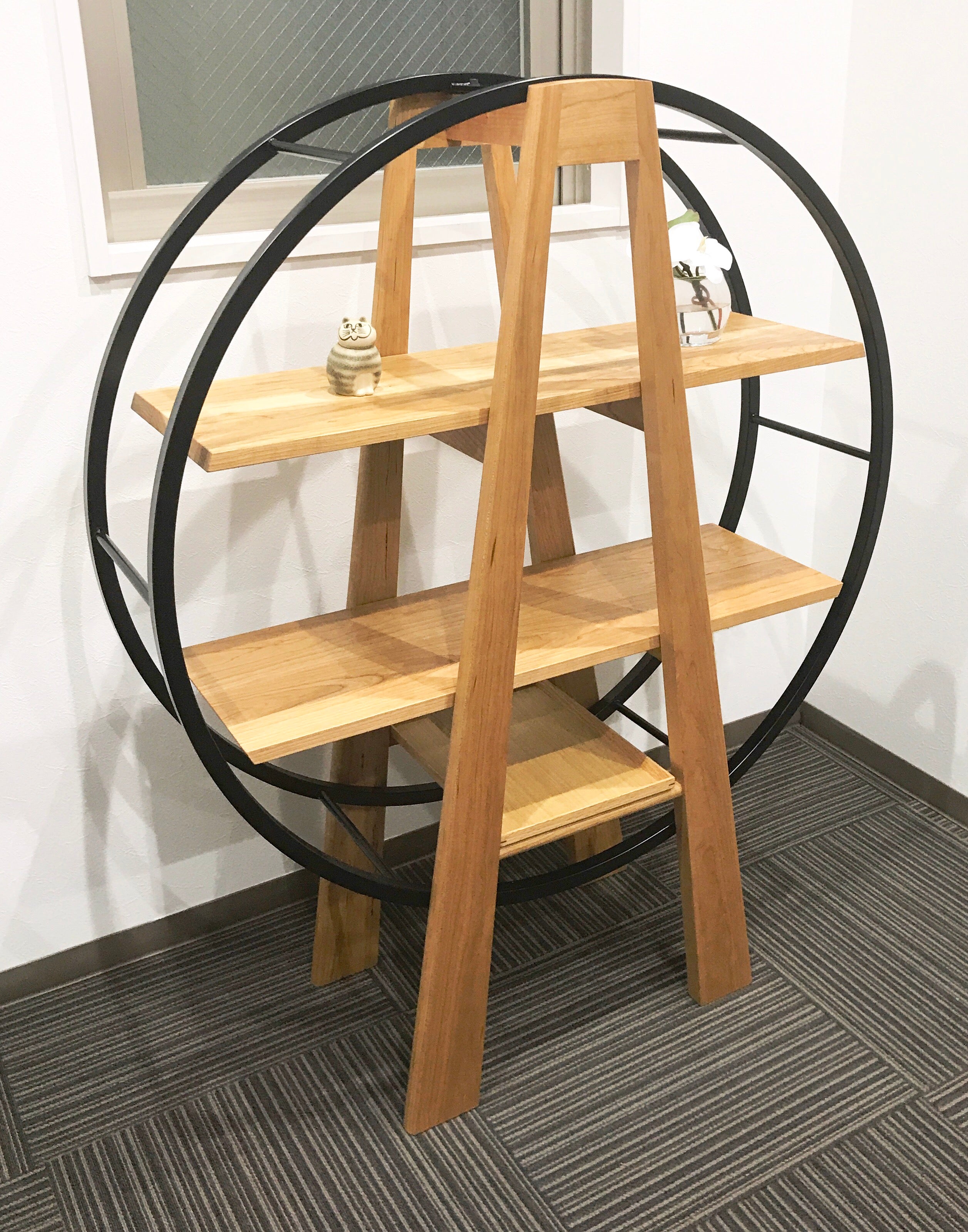 事例写真3。A=エースと天秤のナラ材のディスプレイラック。