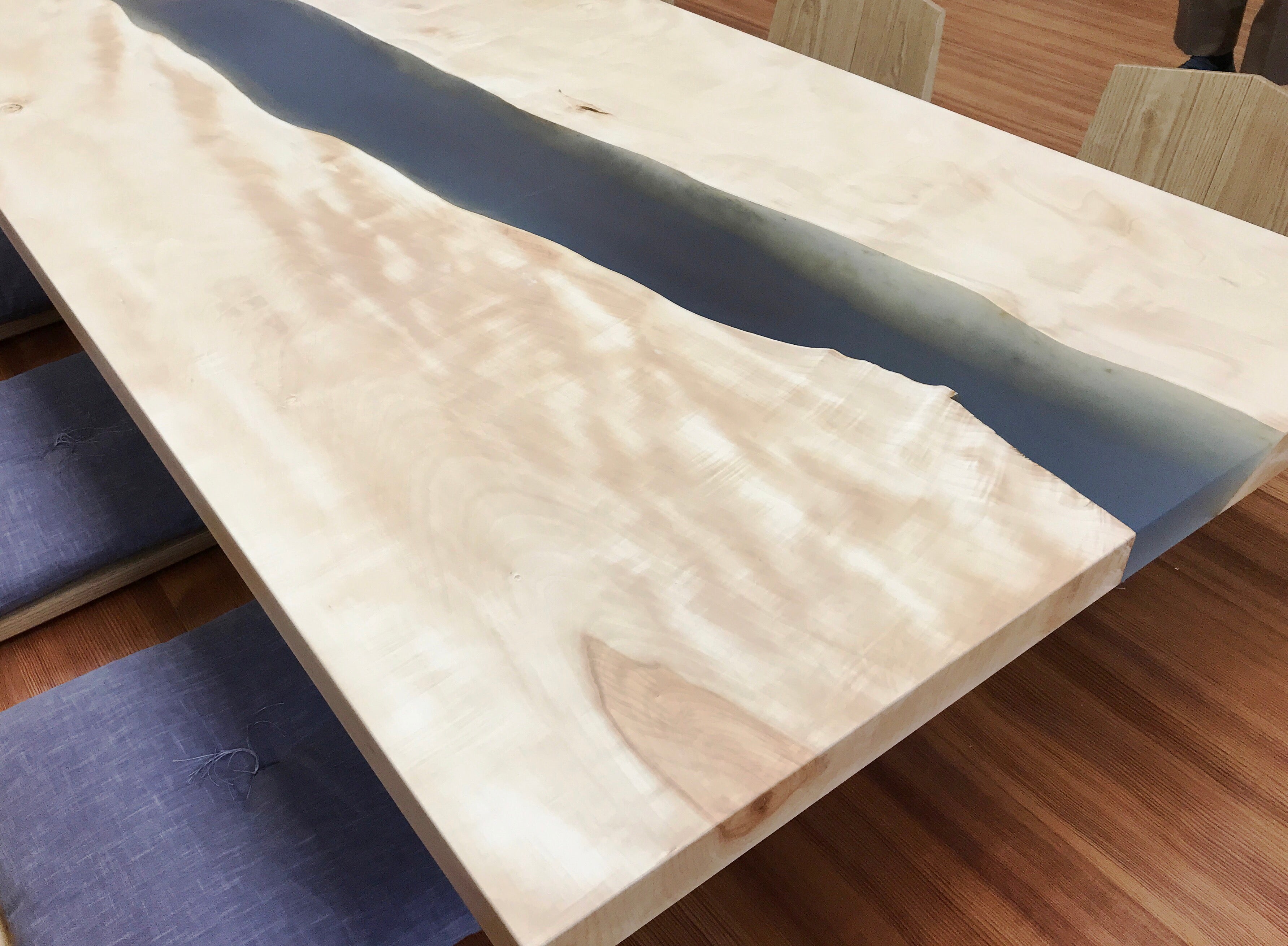 ローテーブル。レジンテーブル。斜めアップ。トチ一枚板。オーダーメイド家具事例写真。