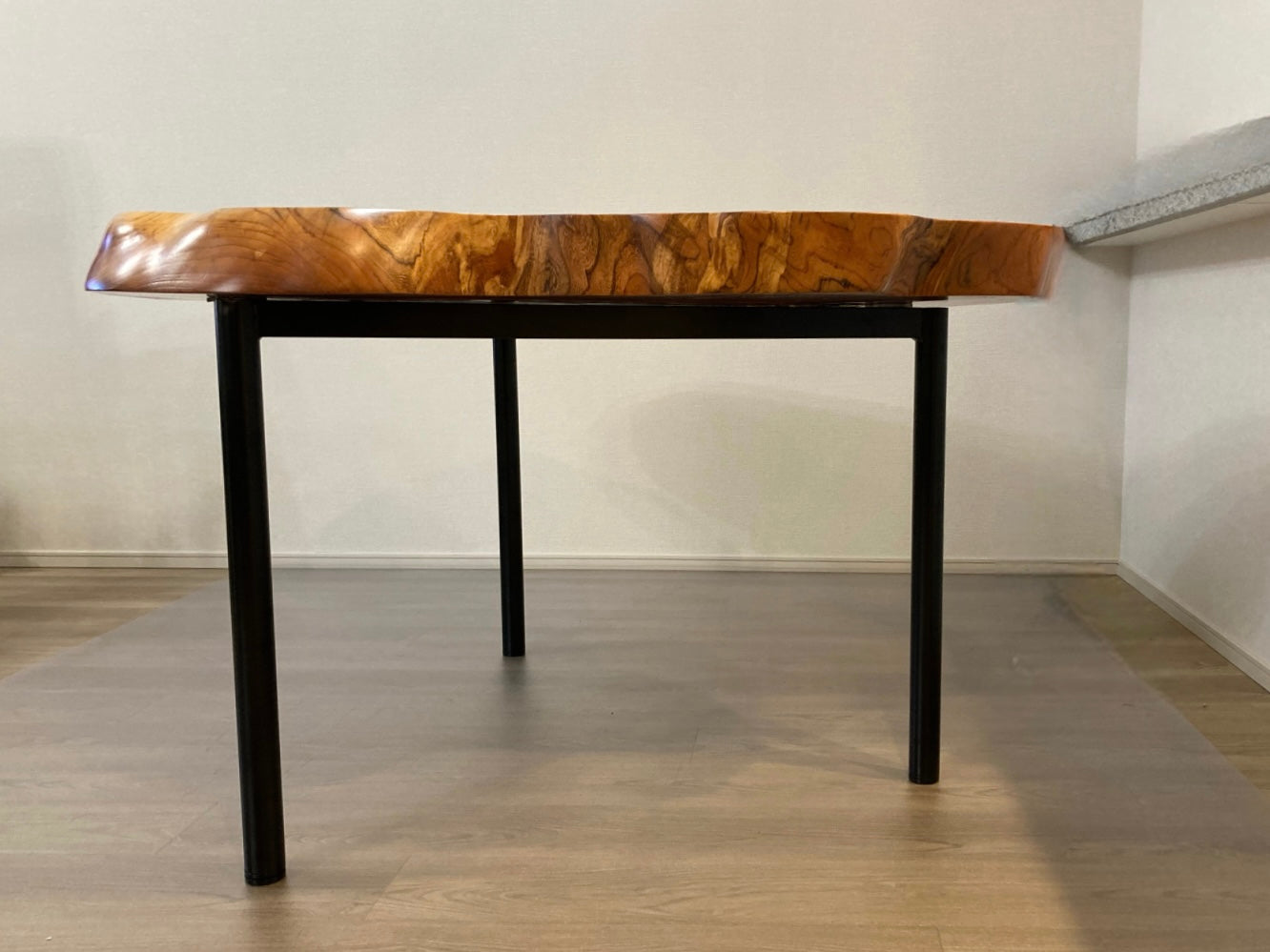 リメイクテーブル。ケヤキ一枚板。横から。事例写真。