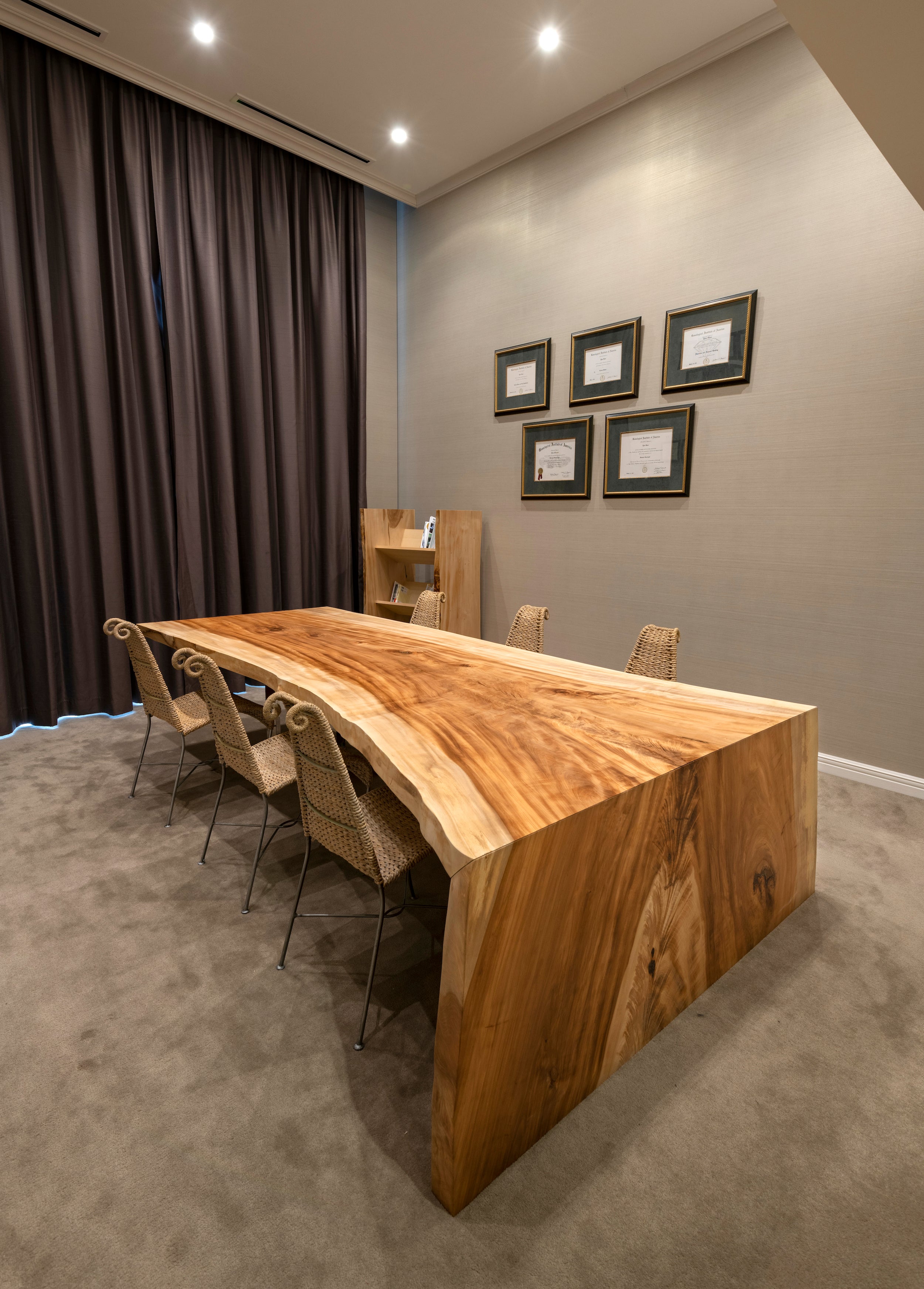 テーブル。トチ一枚板。繋がる脚。製作事例写真。