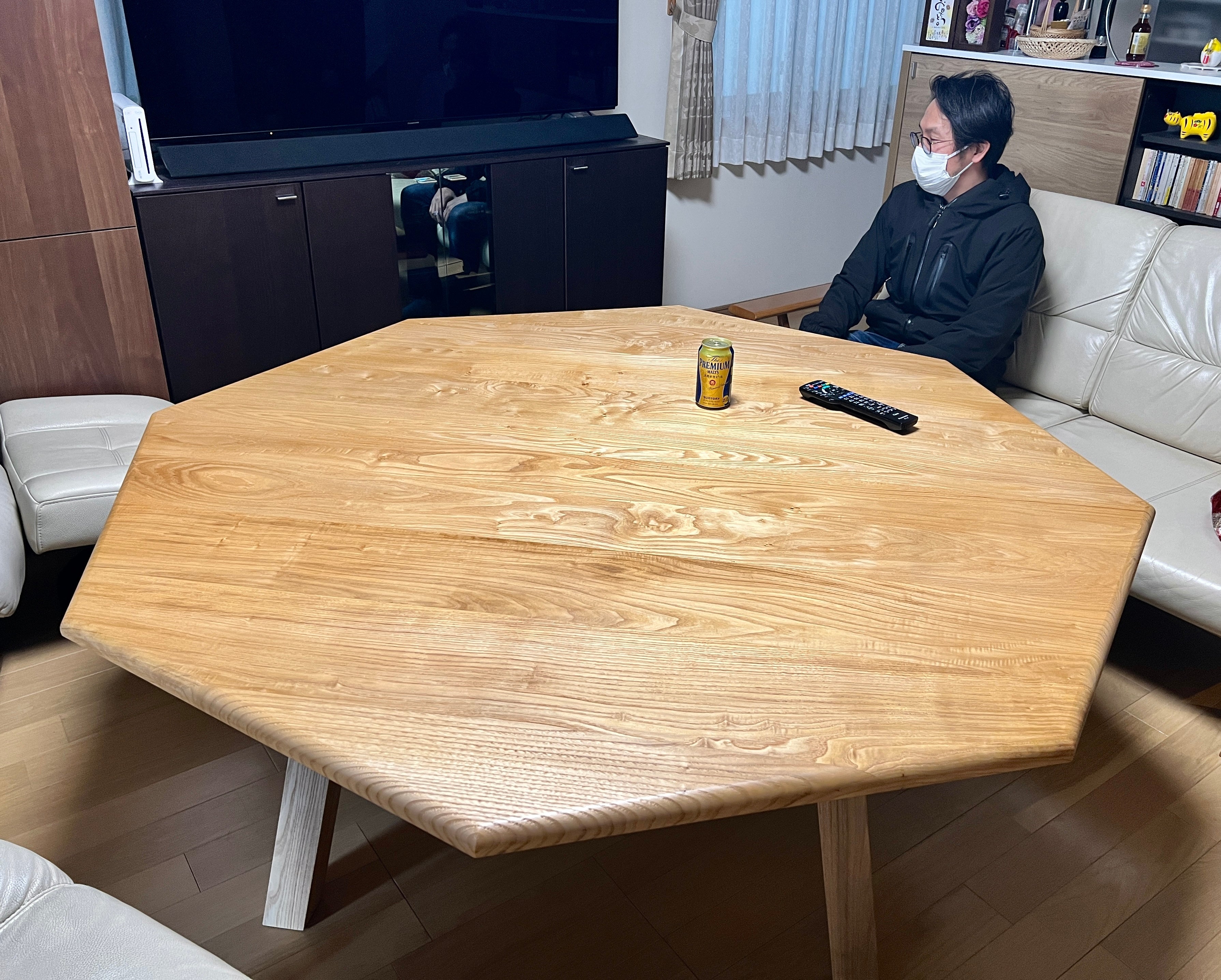 八角形テーブル。人あり。タモ無垢材。事例写真。