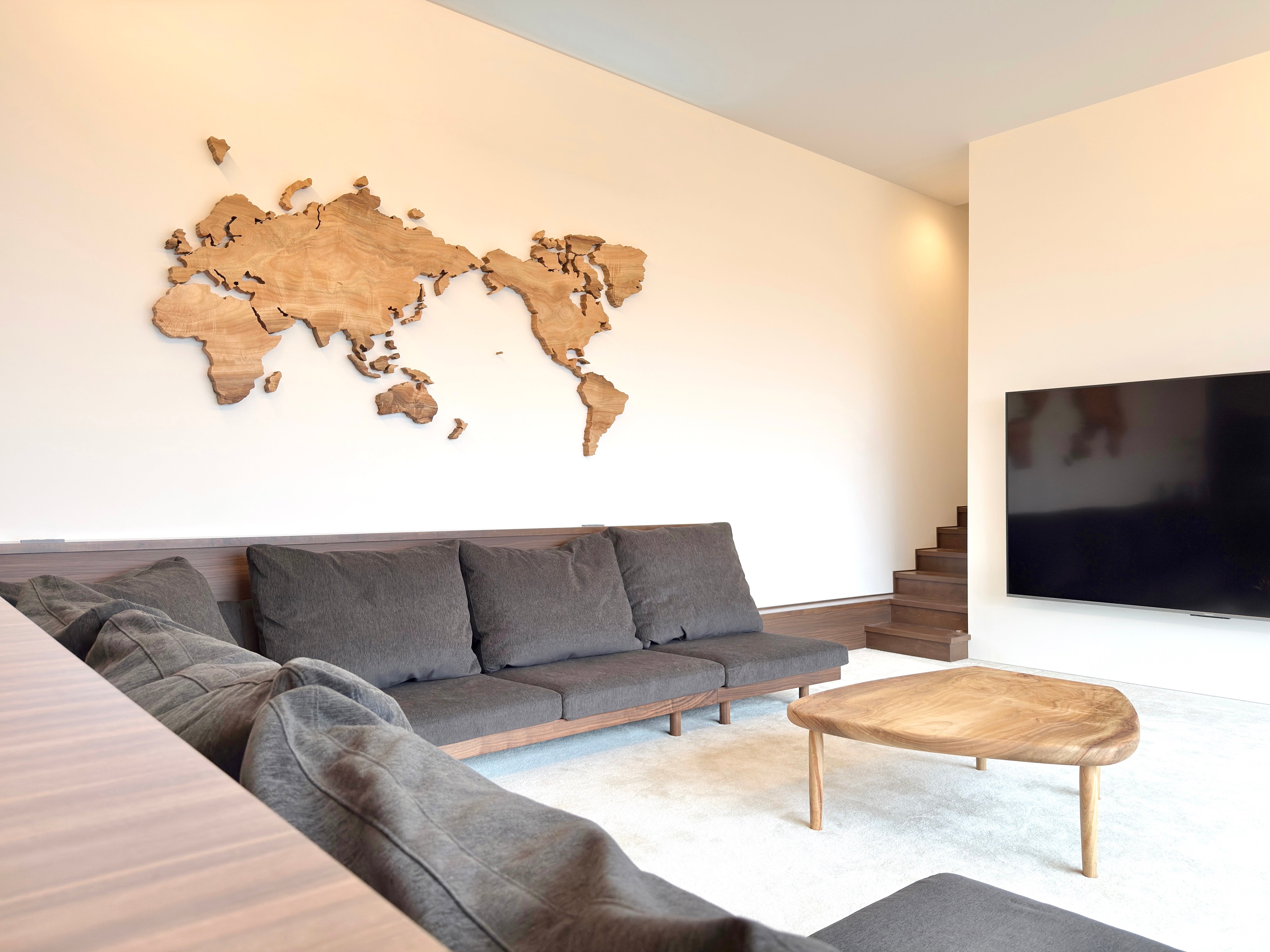 クス材の世界地図。全景下目から。オーダーメイド家具事例写真。