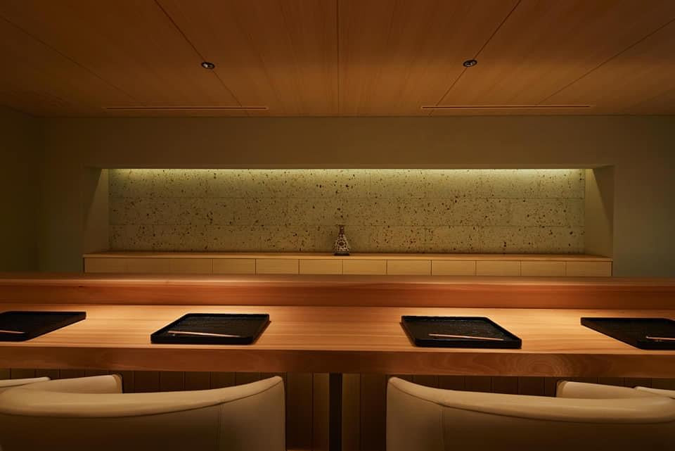 事例写真3。豪龍久保。貴重な７ｍのヒノキ一枚板カウンター天板。