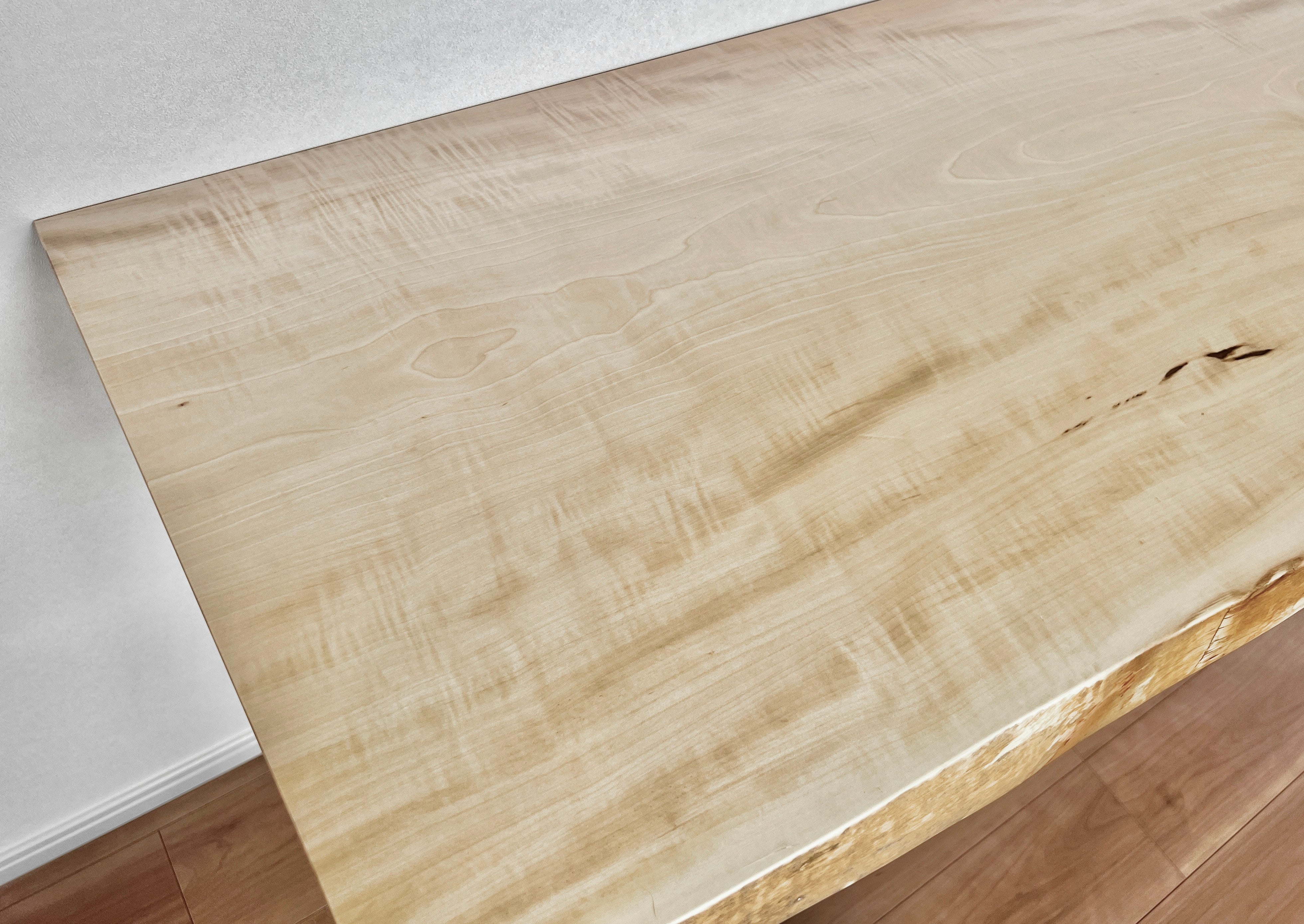 カウンターテーブル。斜めからアップ。トチ一枚板。事例写真。