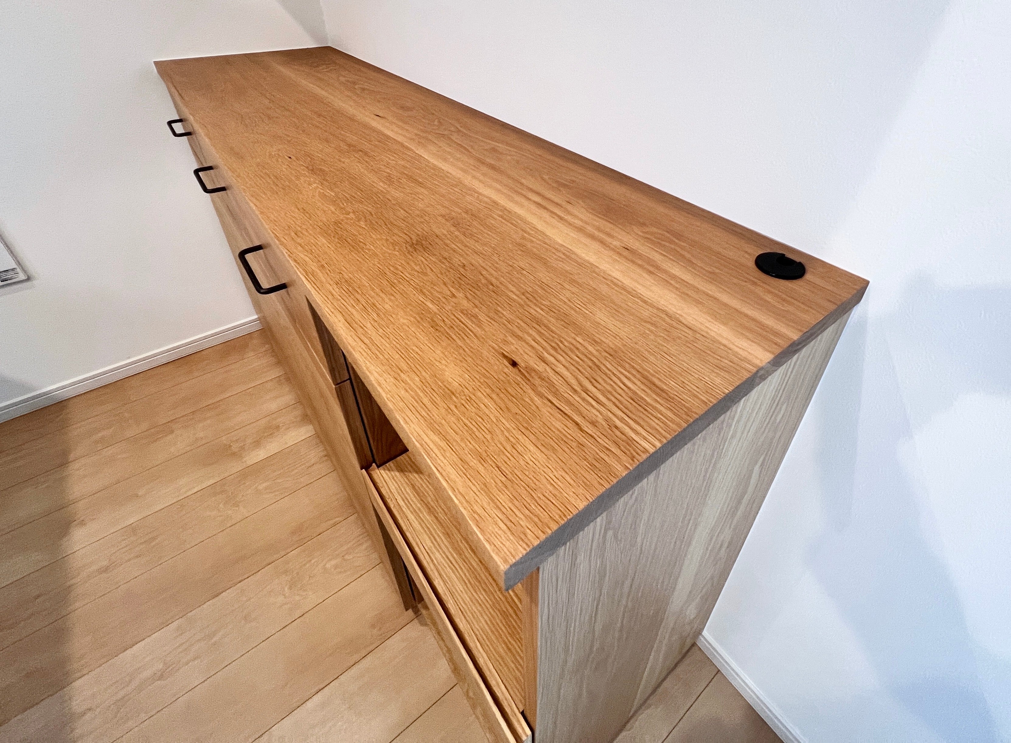 事例写真3。新居のキッチンにぴったり合わせたい。ナラ無垢材天板の食器棚。