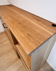 事例写真3。新居のキッチンにぴったり合わせたい。ナラ無垢材天板の食器棚。