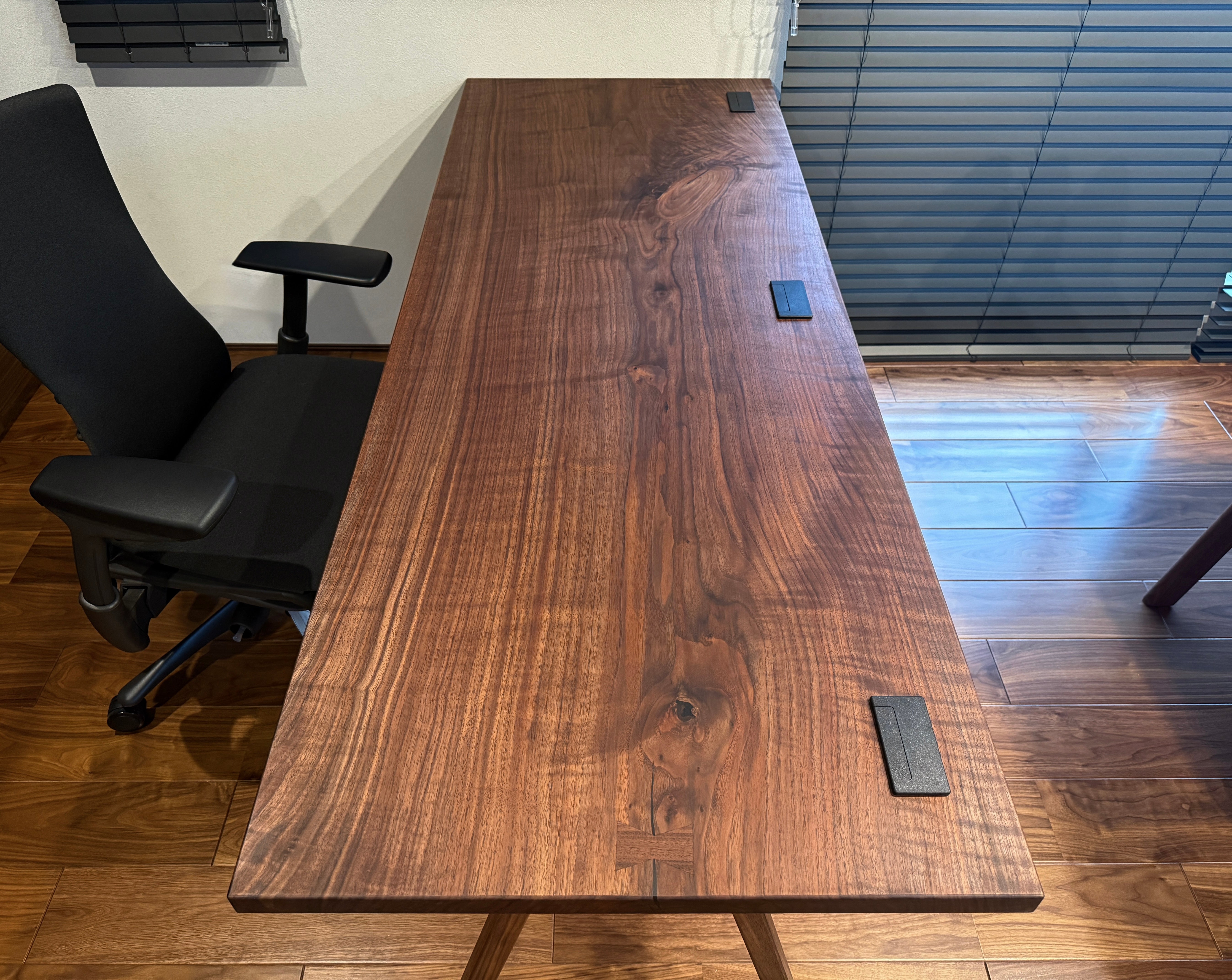 ウォールナット一枚板デスク。天板全景。オーダーメイド家具事例写真。