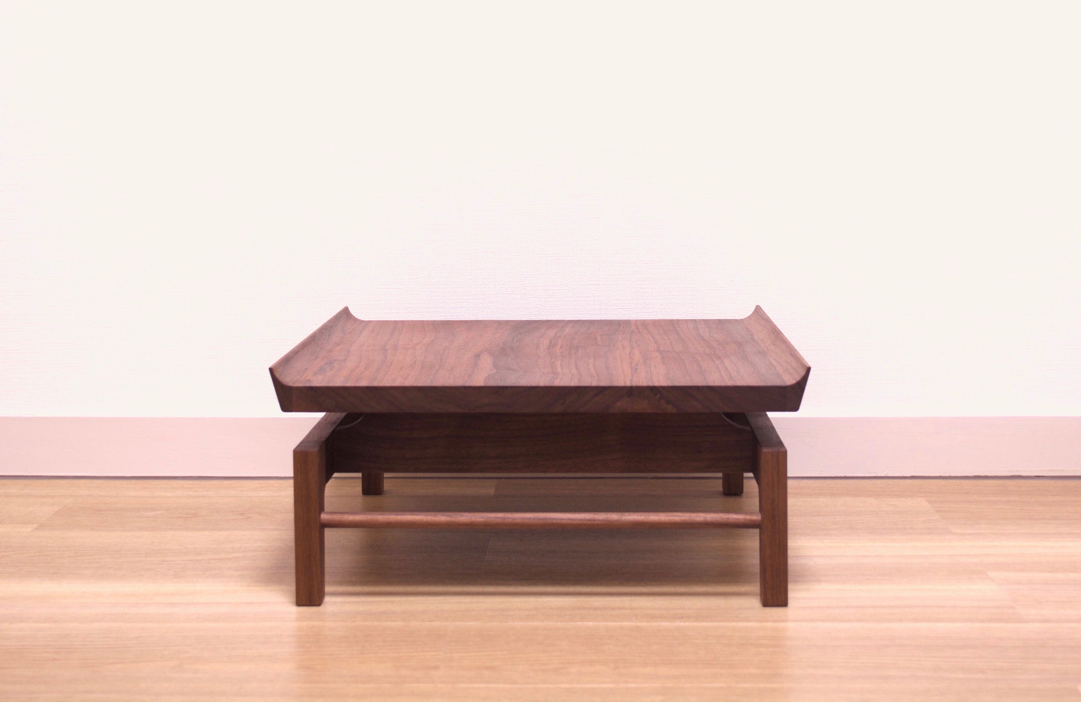 事例写真3。サイズも用途もリメイク。ウォールナットのローテーブル。