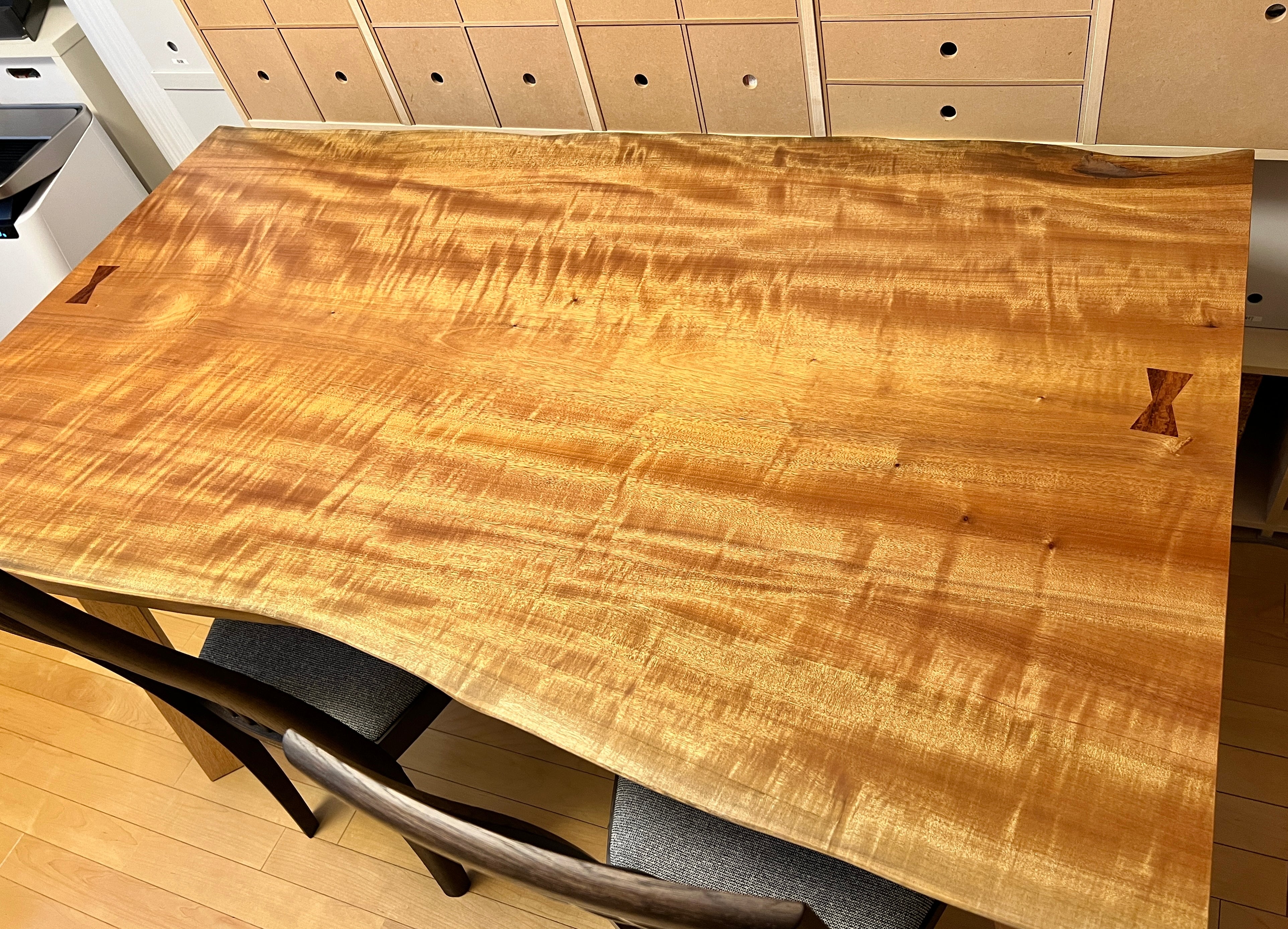 ダイニングにはお気に入りを。タブの一枚板テーブル