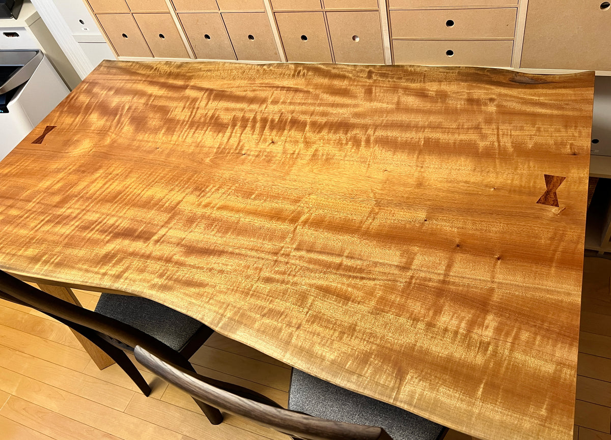 ダイニングにはお気に入りを。タブの一枚板テーブル