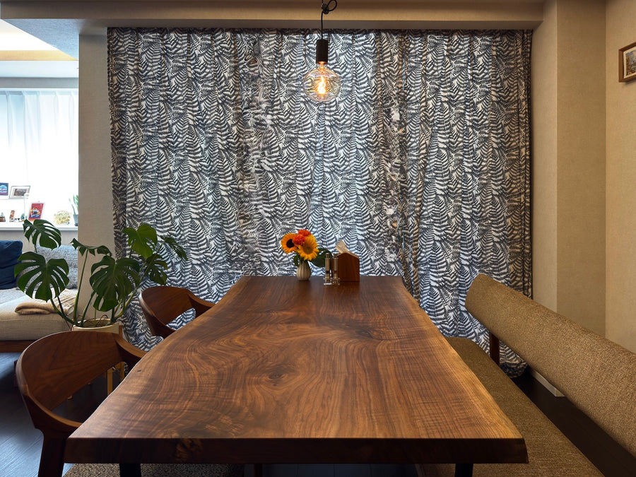 ウォールナット一枚板テーブル。横から。オーダーメイド家具事例写真。