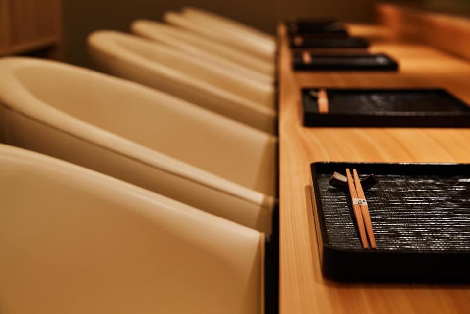 事例写真4。豪龍久保。貴重な７ｍのヒノキ一枚板カウンター天板。