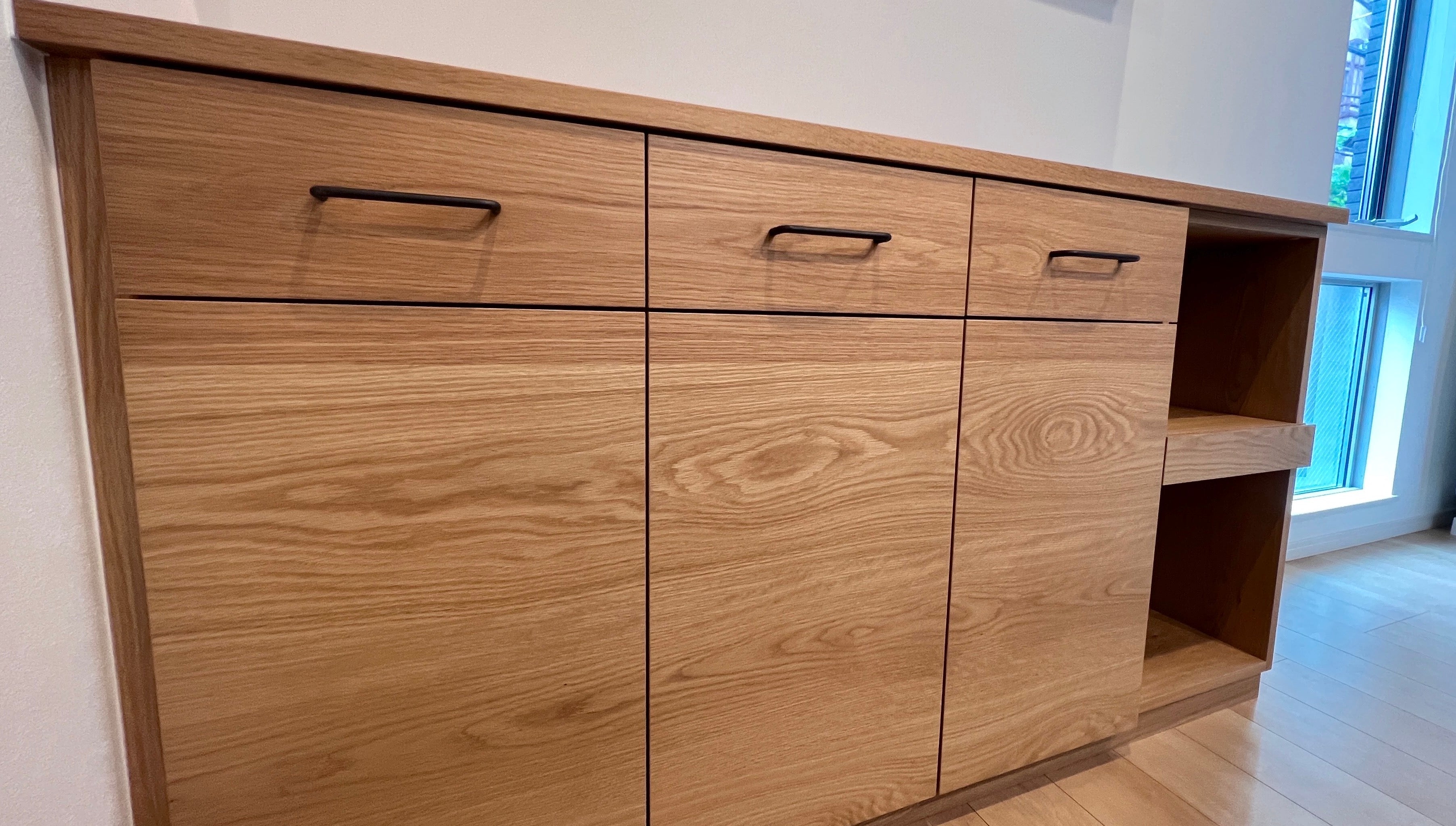 事例写真4。新居のキッチンにぴったり合わせたい。ナラ無垢材天板の食器棚。