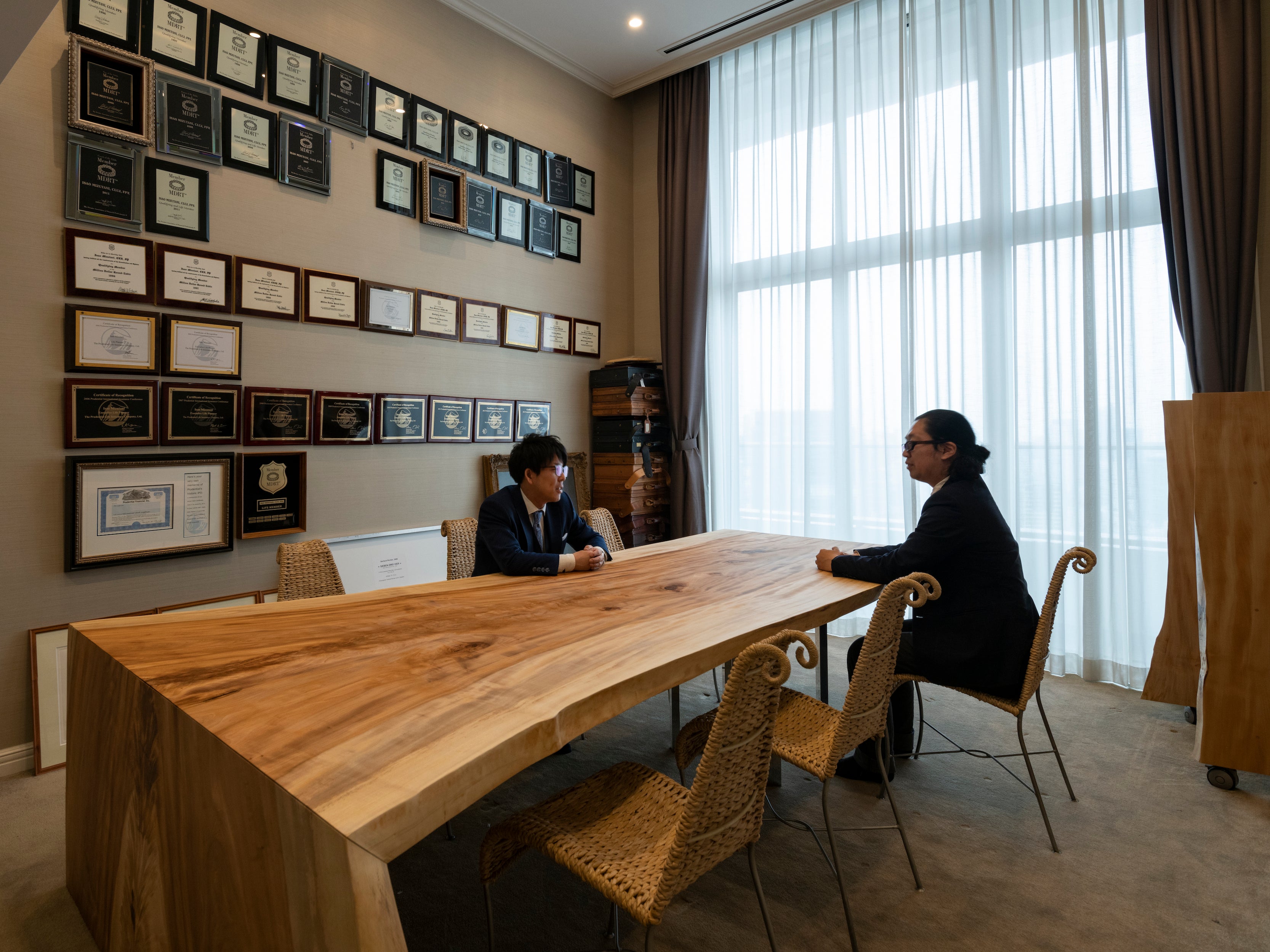 テーブル。トチ一枚板。繋がる脚。製作事例写真。