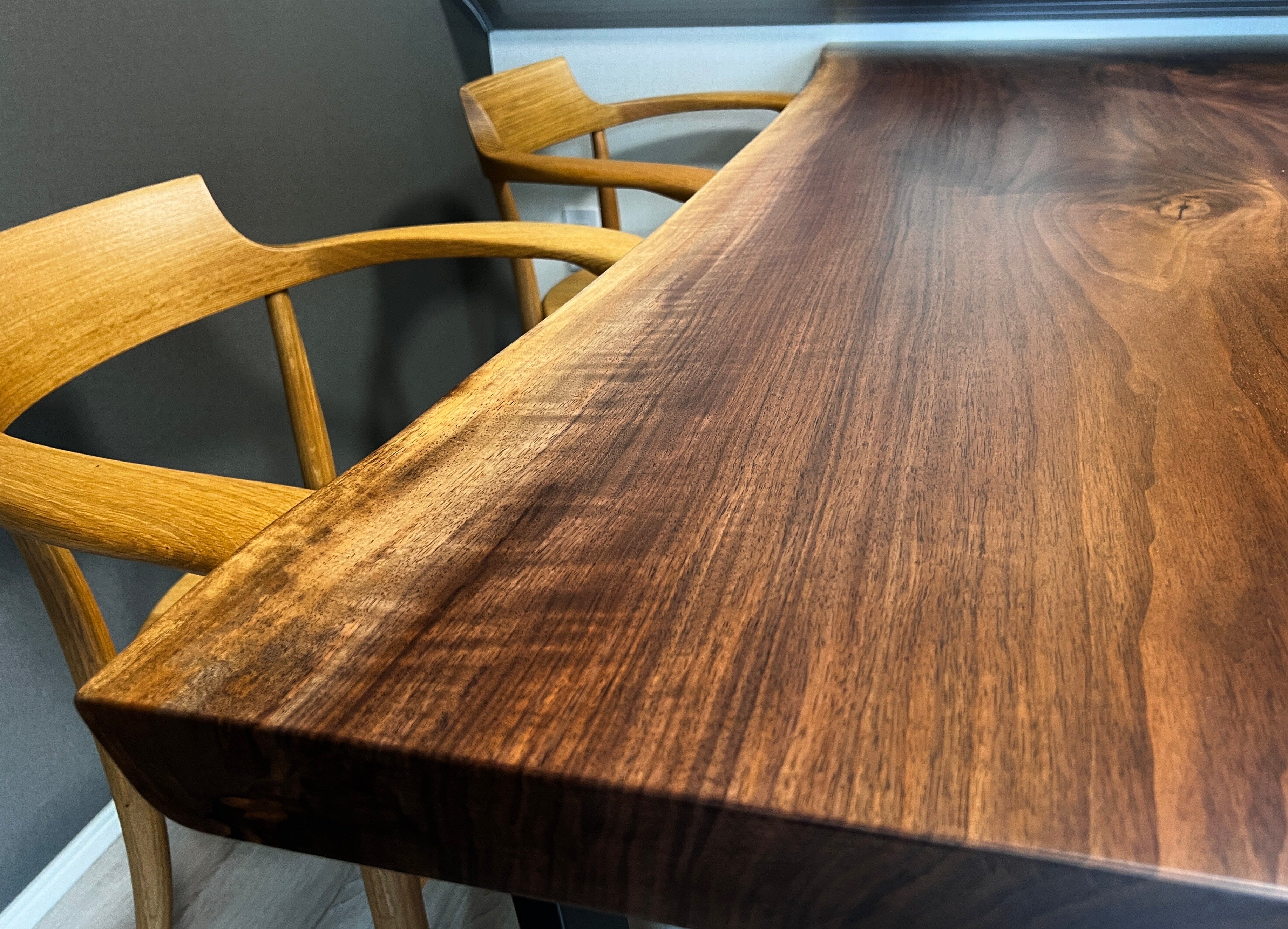 ダイニングテーブル。木目アップ。ウォールナット一枚板。鉄脚。製作事例写真。